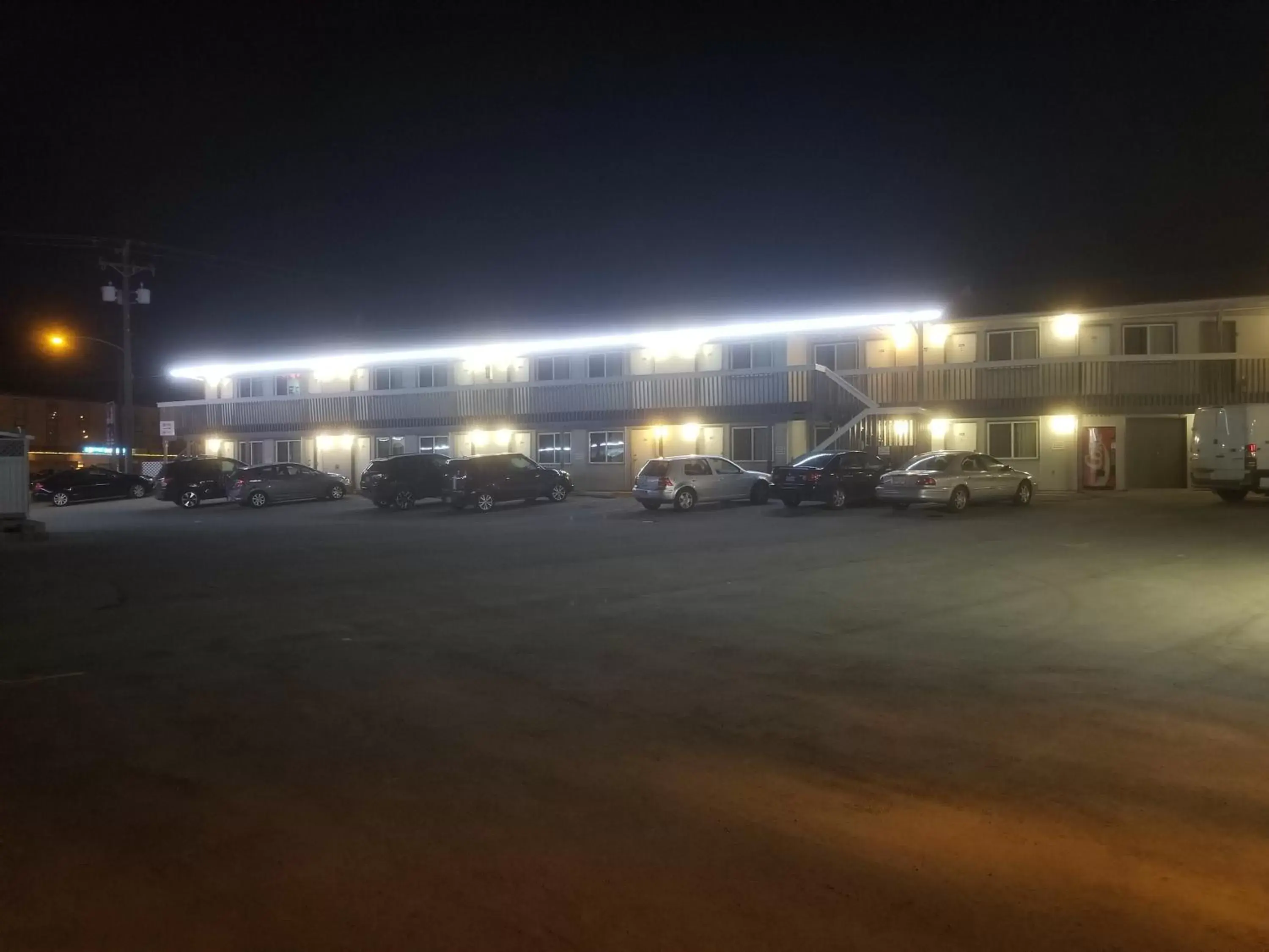 Property building in Canada's Best Value Desert Inn & Suites Property building in Canada's Best Value Desert Inn & Suites