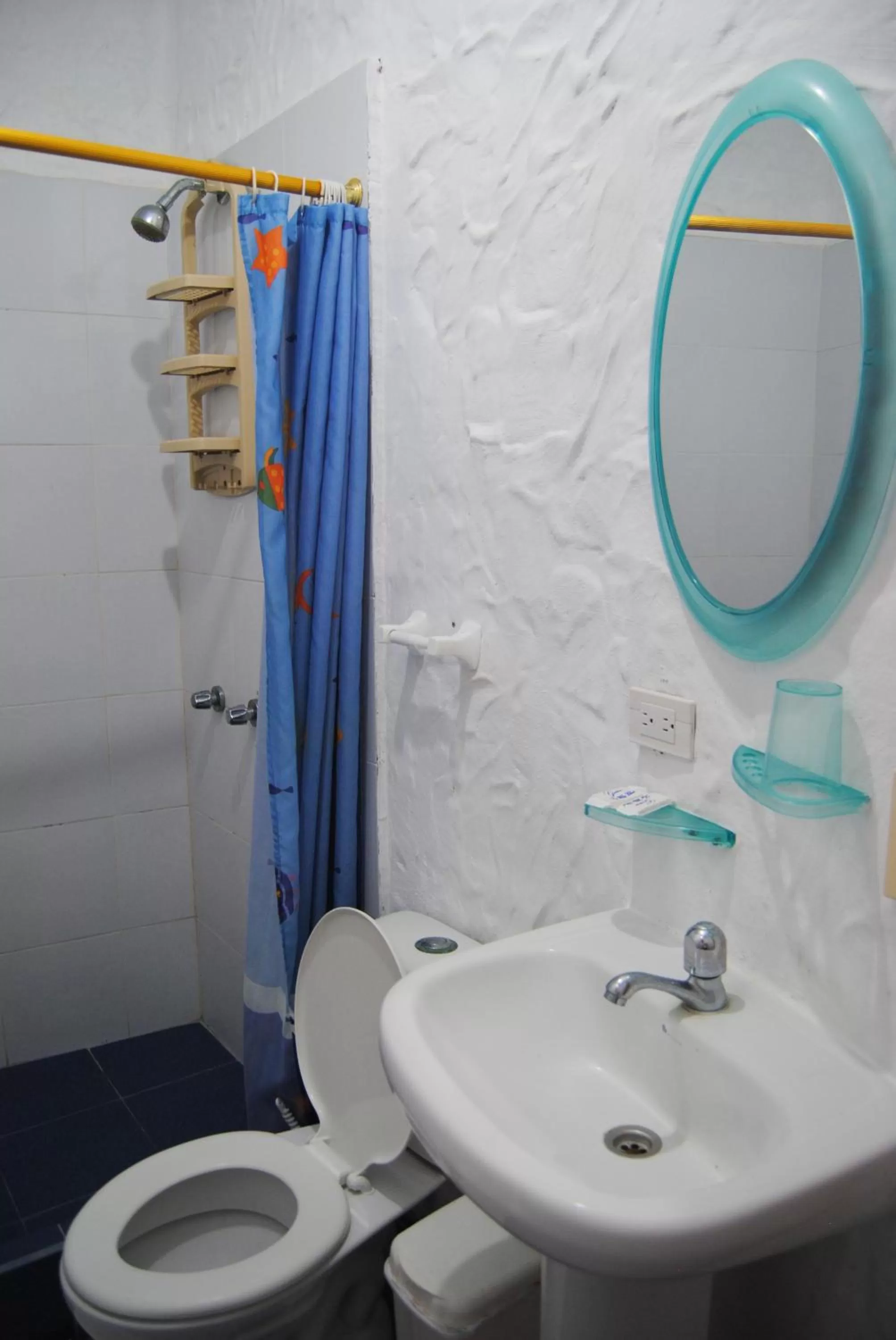 Shower in Hostal Galapagos by Bar de Beto