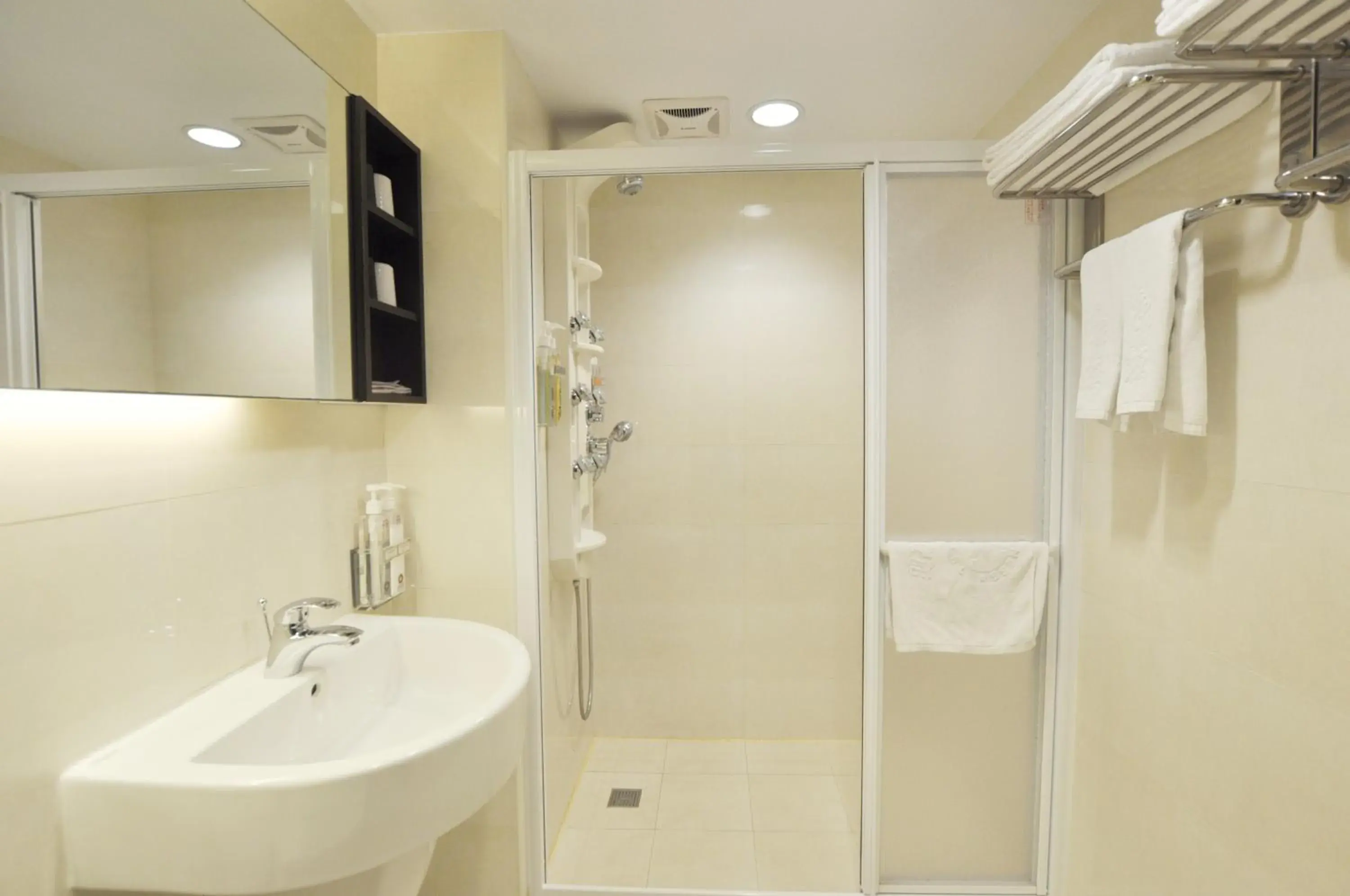 Shower, Bathroom in Kindness Hotel Qixian