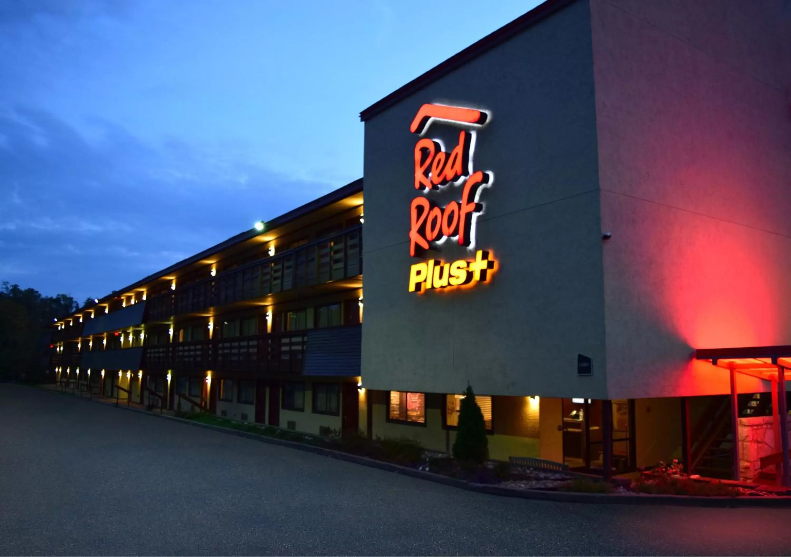 Property building in Red Roof Inn PLUS+ Pittsburgh East - Monroeville Property building in Red Roof Inn PLUS+ Pittsburgh East - Monroeville