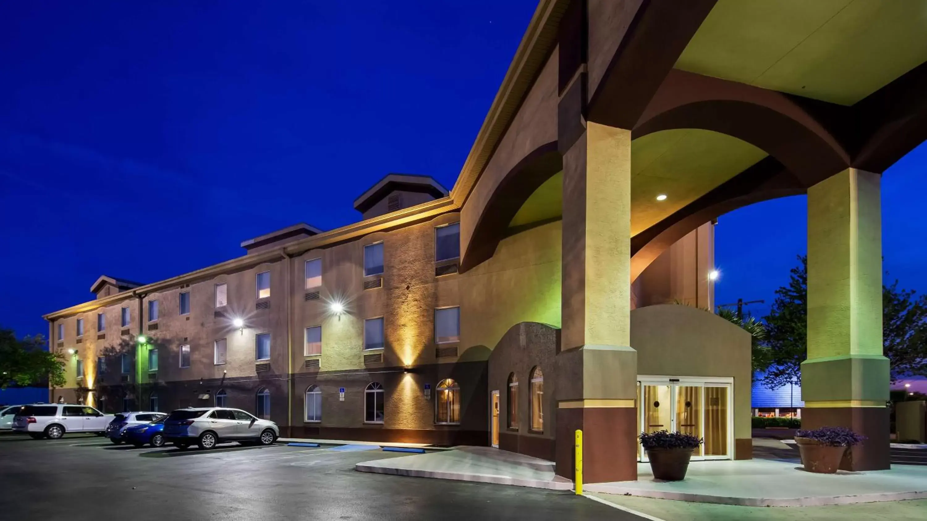 Property Building in Best Western Tampa