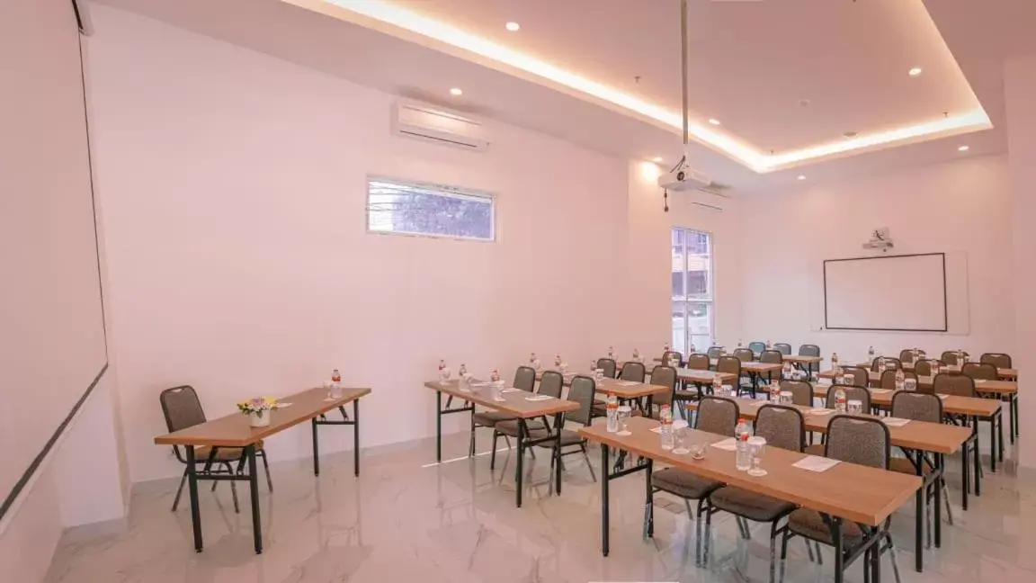 Meeting/conference room, Restaurant/Places to Eat in Dafam Express Jaksa Jakarta