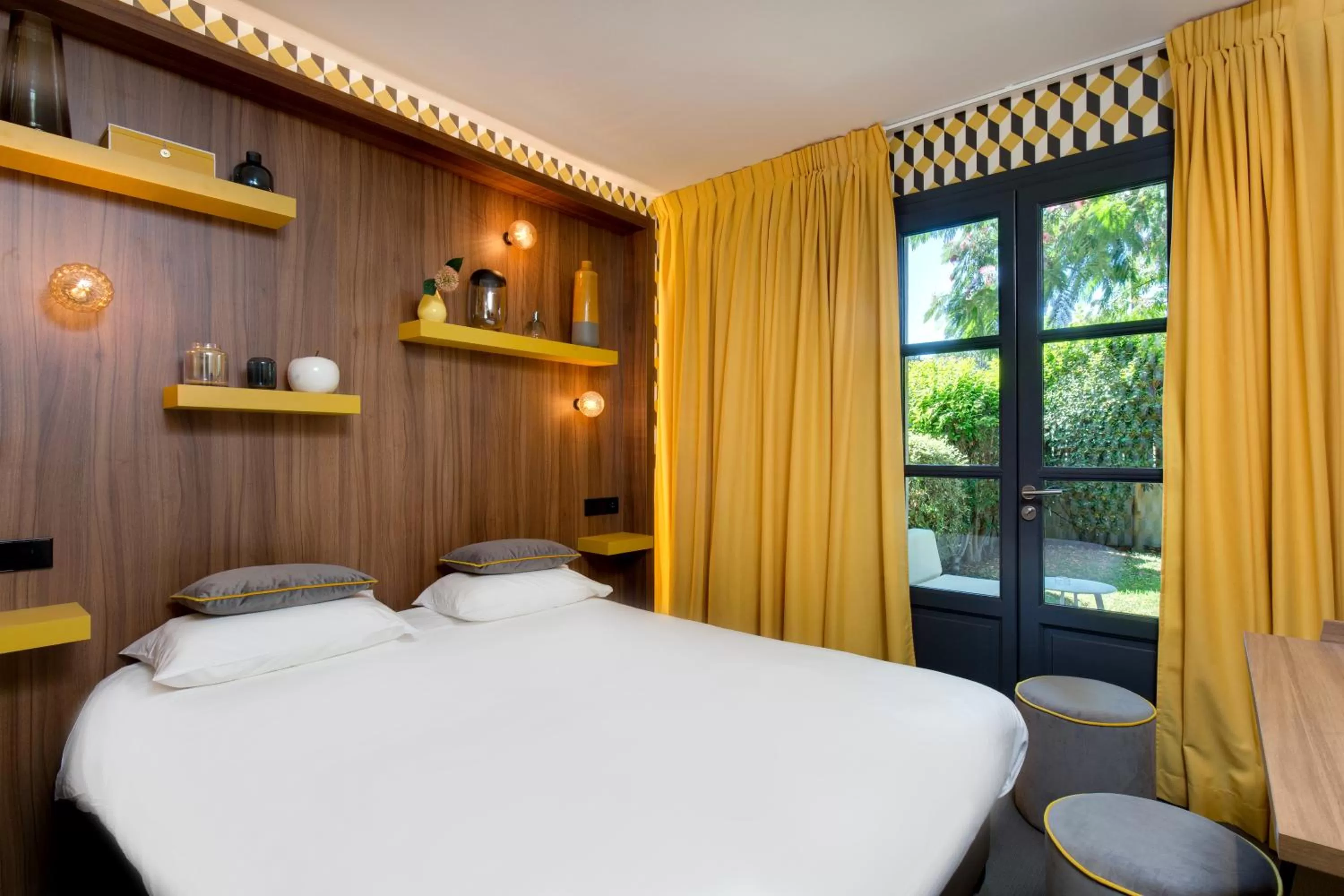 Bathroom, Bed in Hôtel Montmorency & Spa