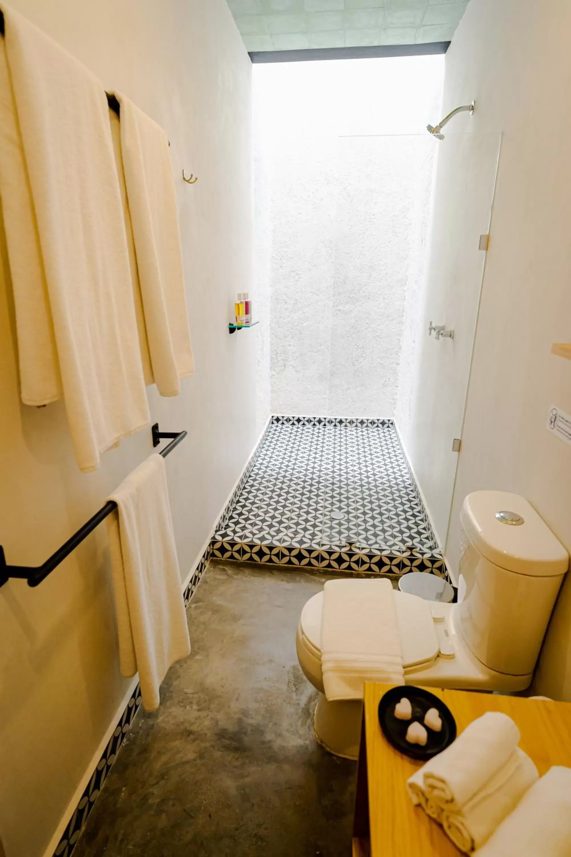 Shower, Bathroom in Hotel con Corazón