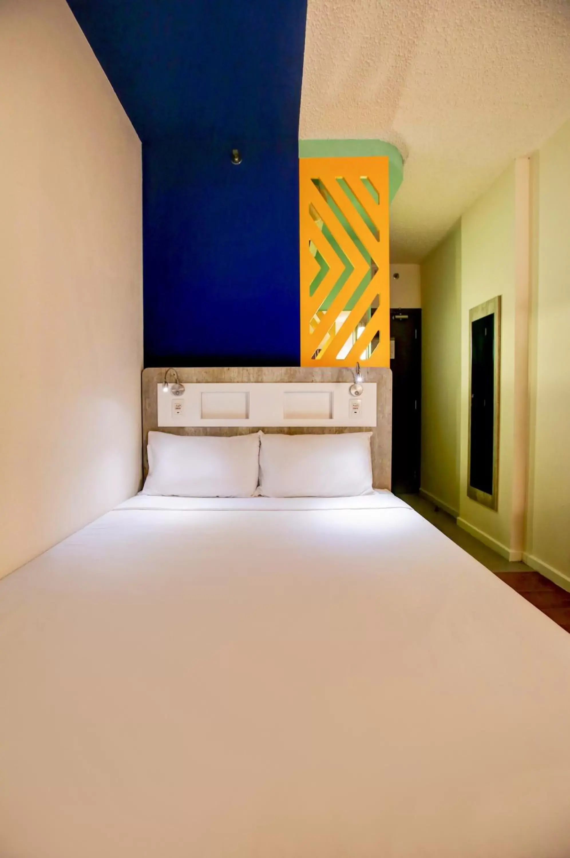 Bed, TV/Entertainment Center in ibis budget Tambore