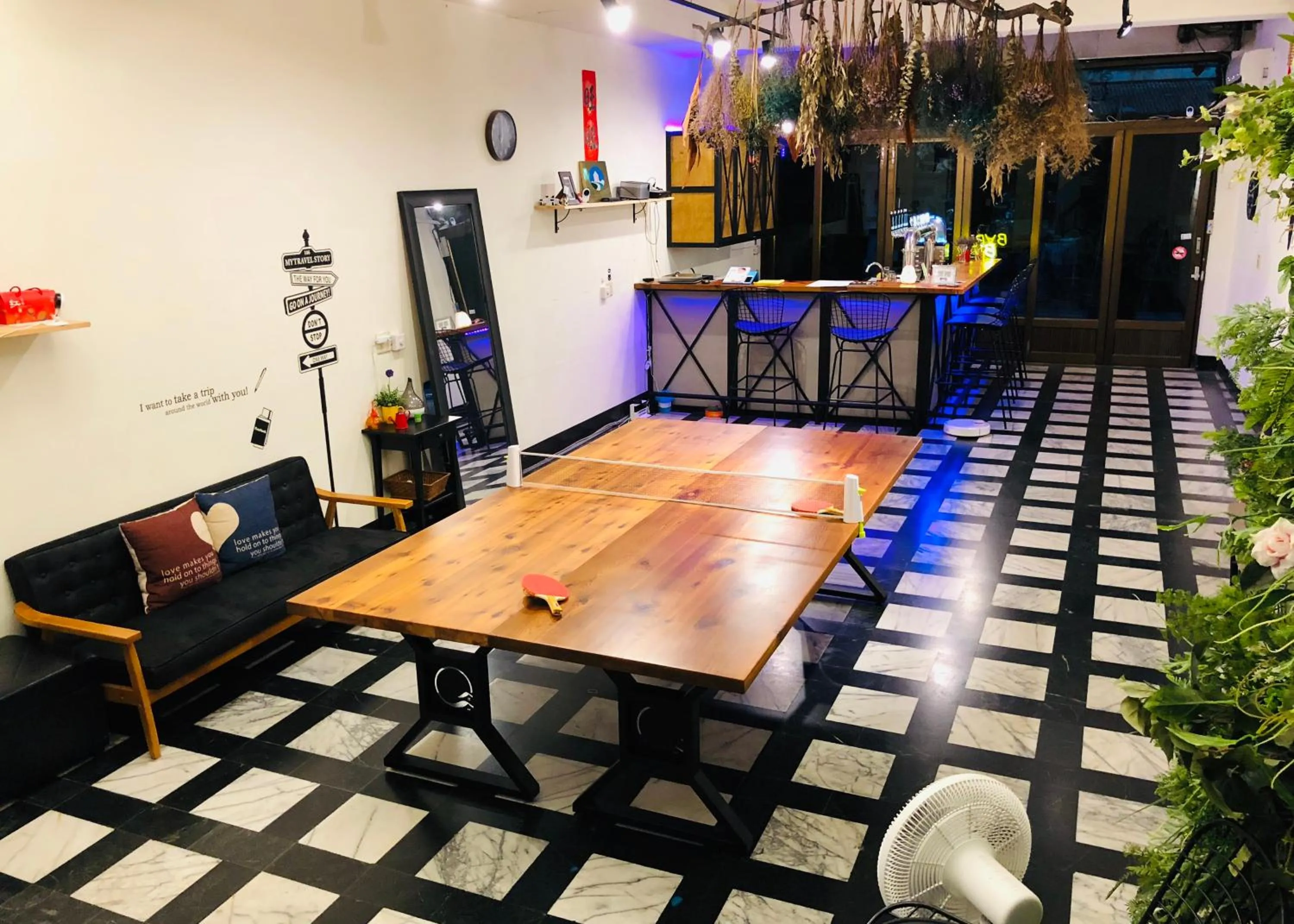 Restaurant/places to eat in OC Hostel