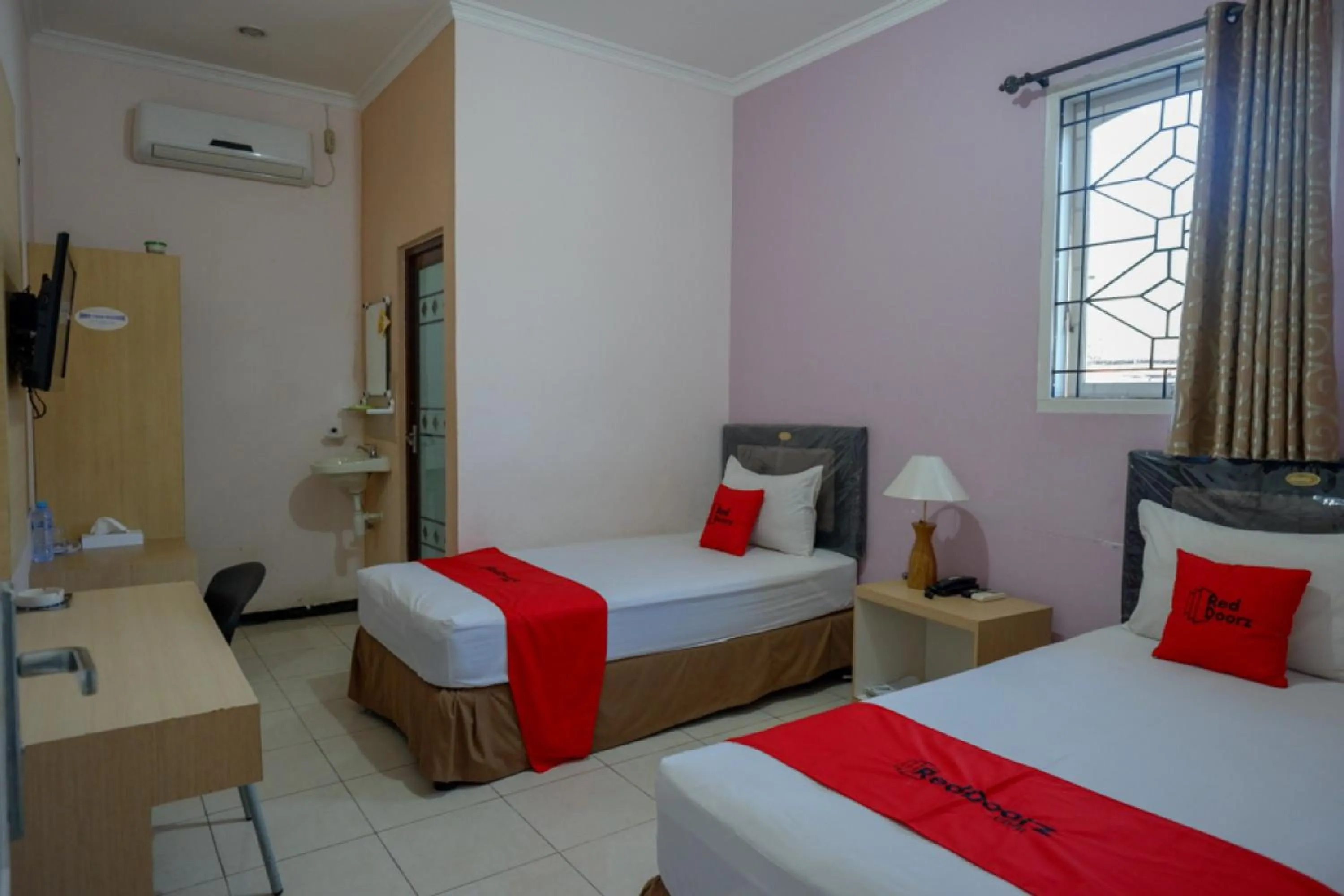 Bedroom, Bed in RedDoorz Plus Syariah @ Hotel Boulevard Luwuk