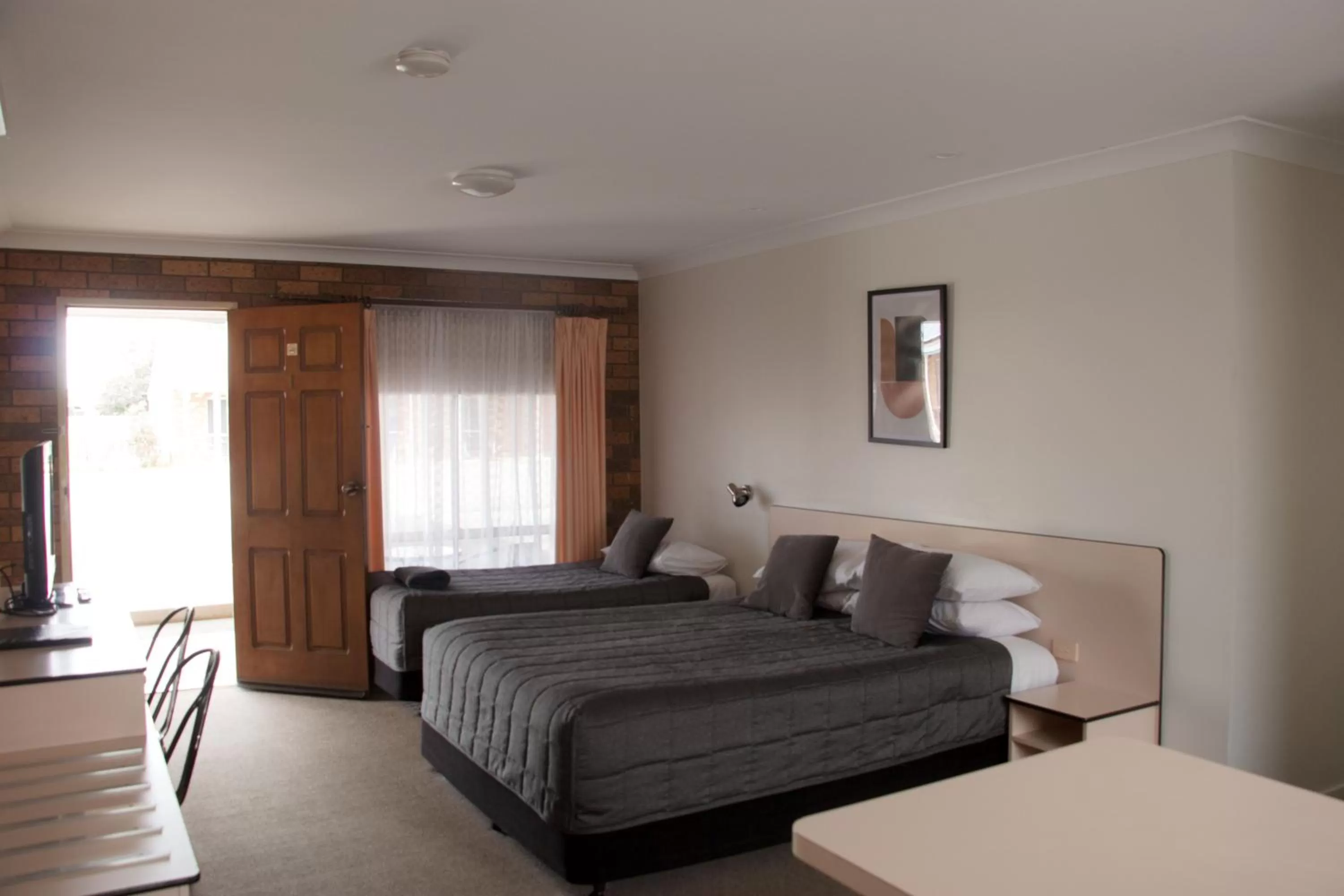 Photo of the whole room, Bed in Highway Inn Motel