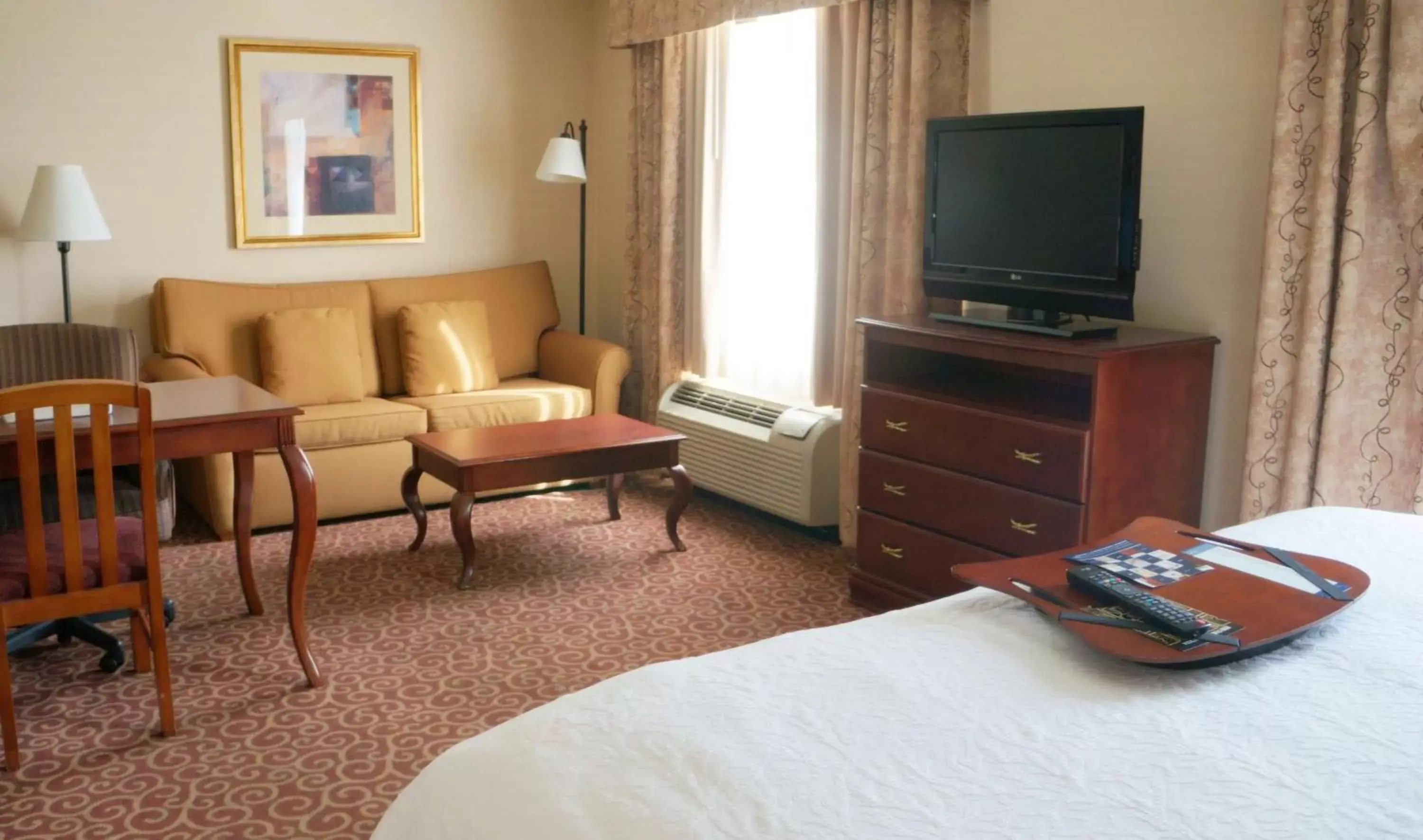 Bed, TV/Entertainment Center in Hampton Inn & Suites Kingman