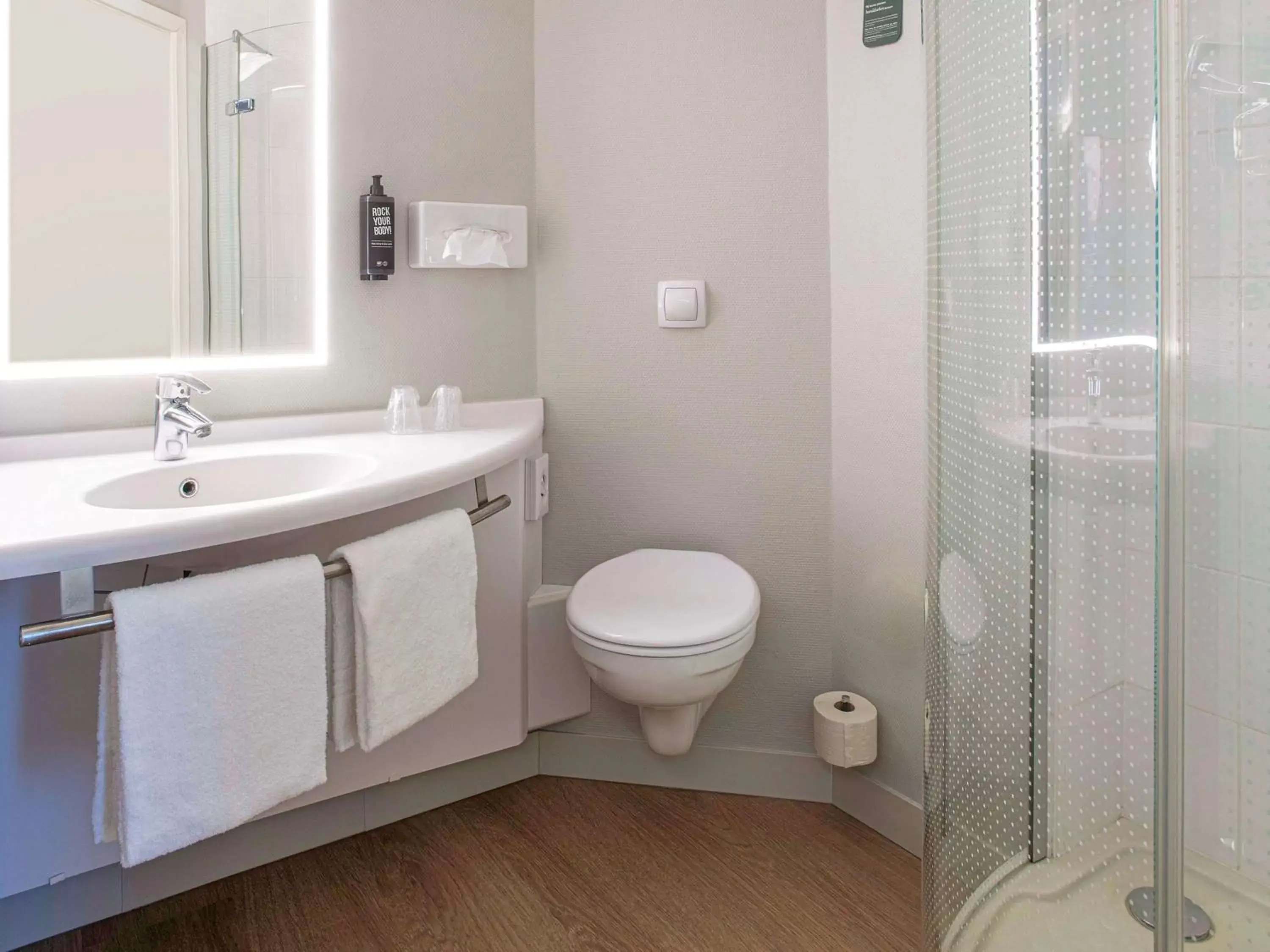 Photo of the whole room, Bathroom in ibis Brussels Waterloo