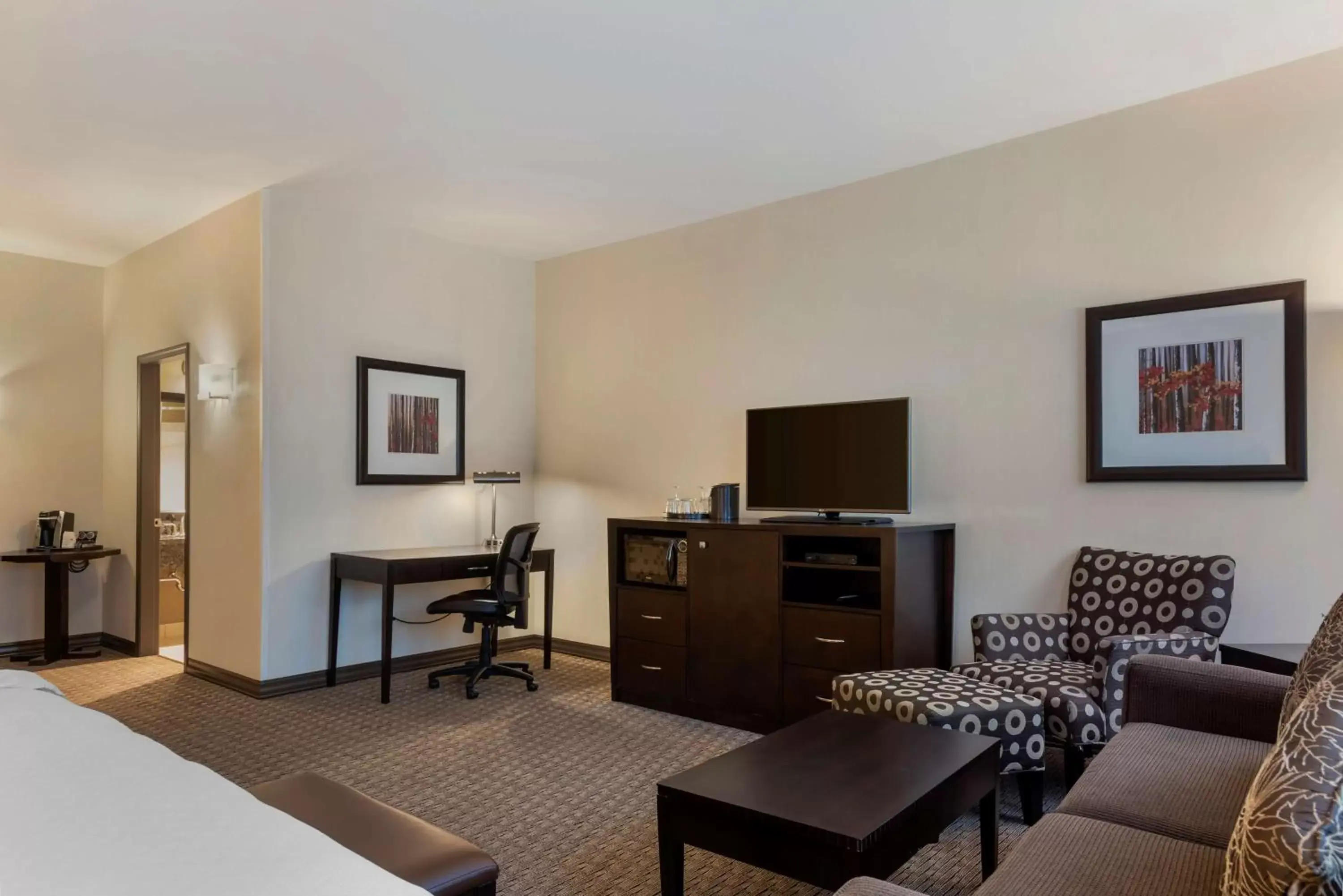 Bedroom, Seating Area in Best Western Plus Baker Street Inn