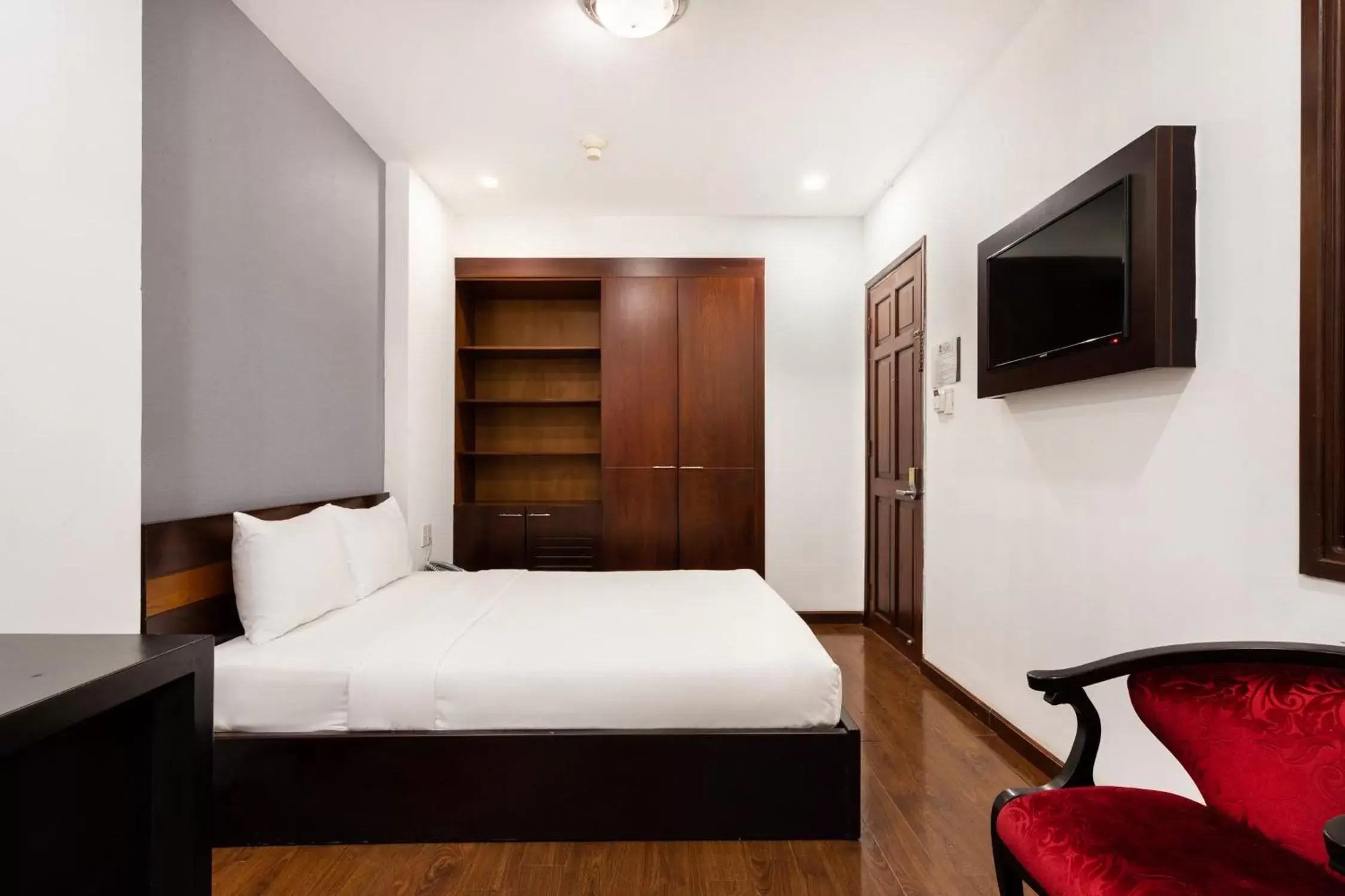 Bed in A&A Toronto Hotel Bed in A&A Toronto Hotel