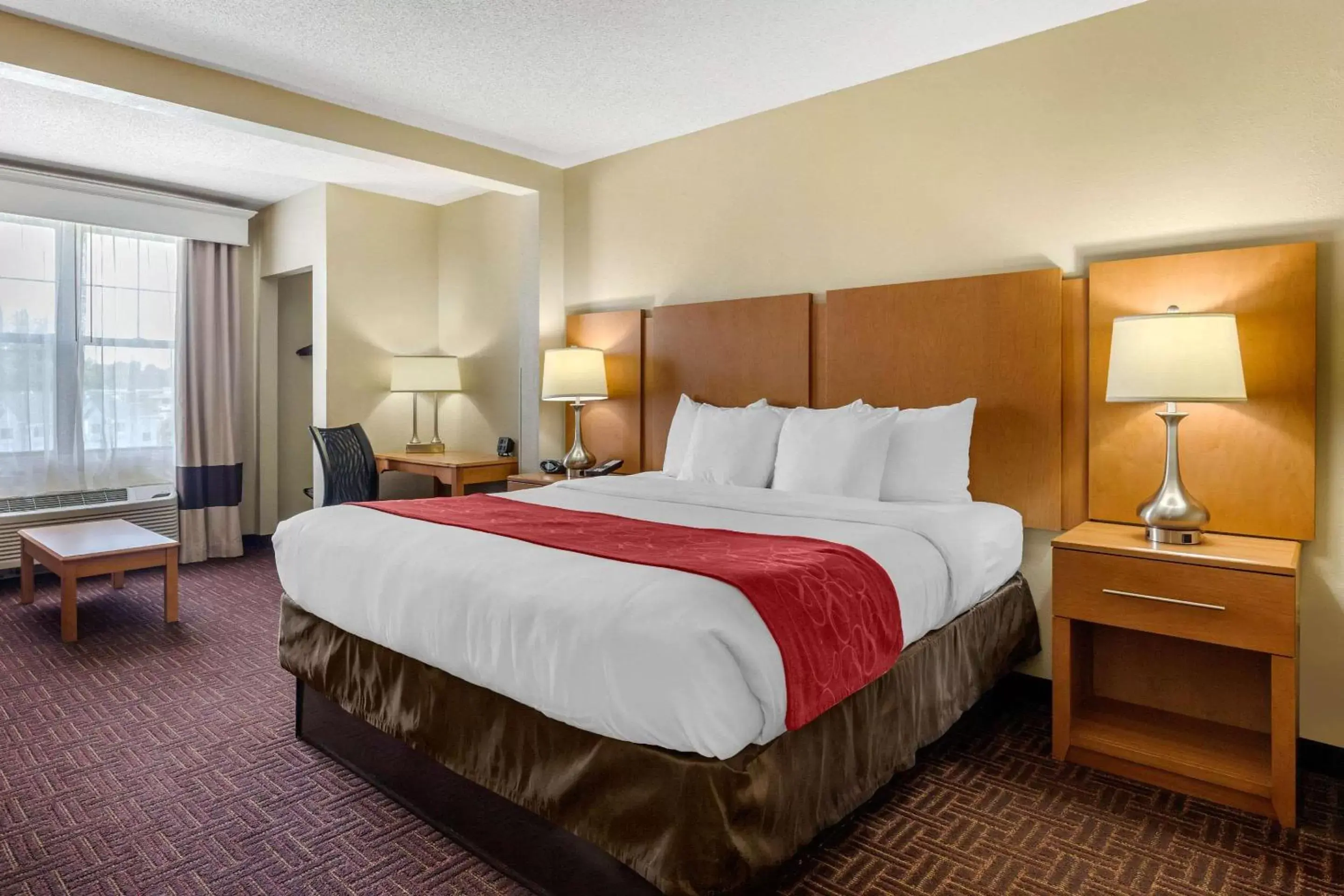 Photo of the whole room, Bed in Comfort Suites Hanes Mall