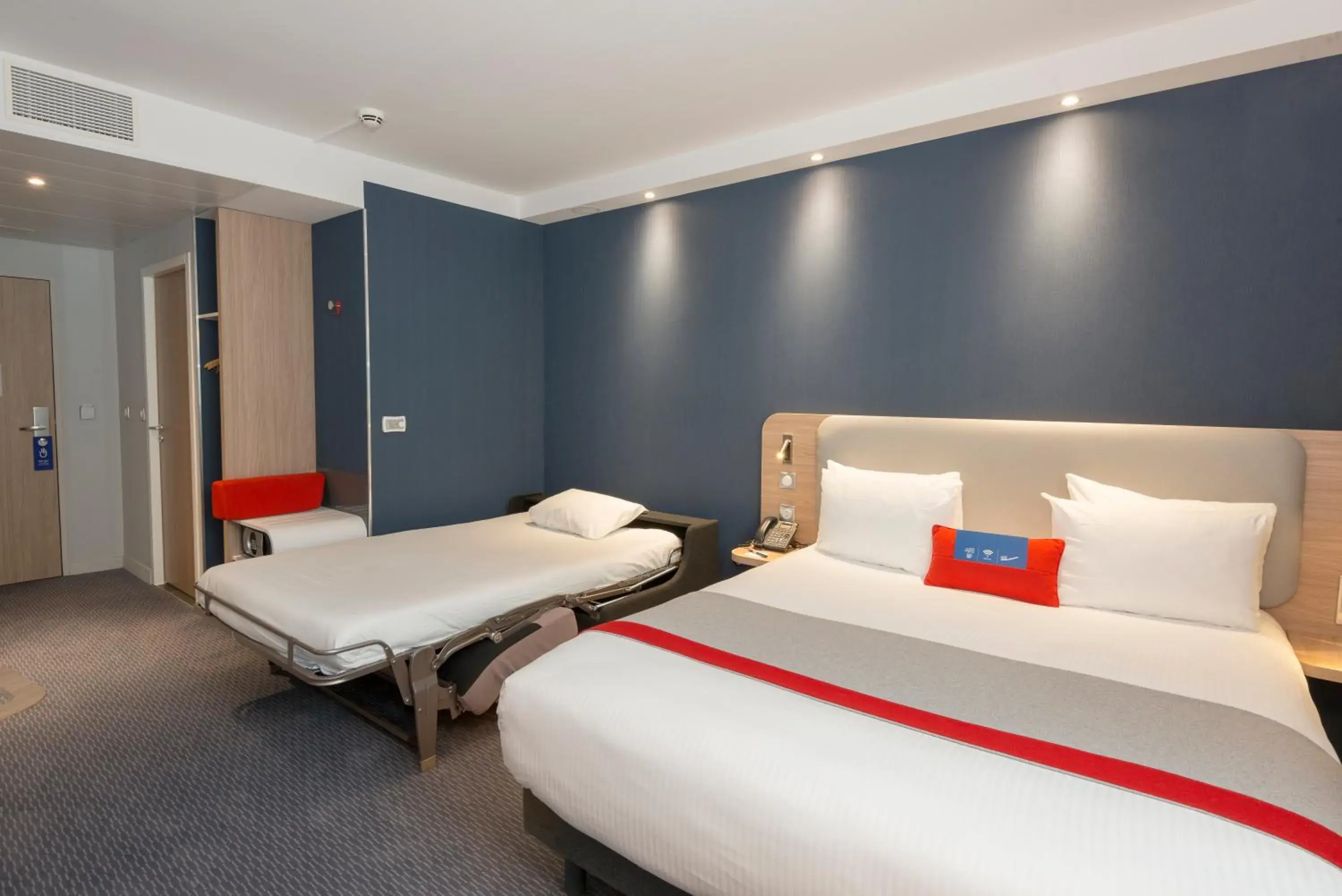 Bed in Holiday Inn Express Paris - Velizy