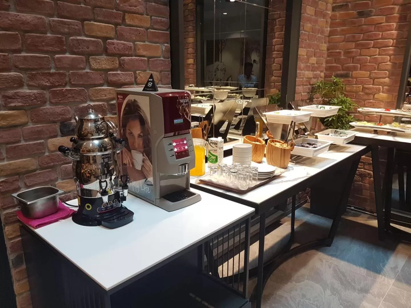 Restaurant/places to eat in Nox Suite Rezidans