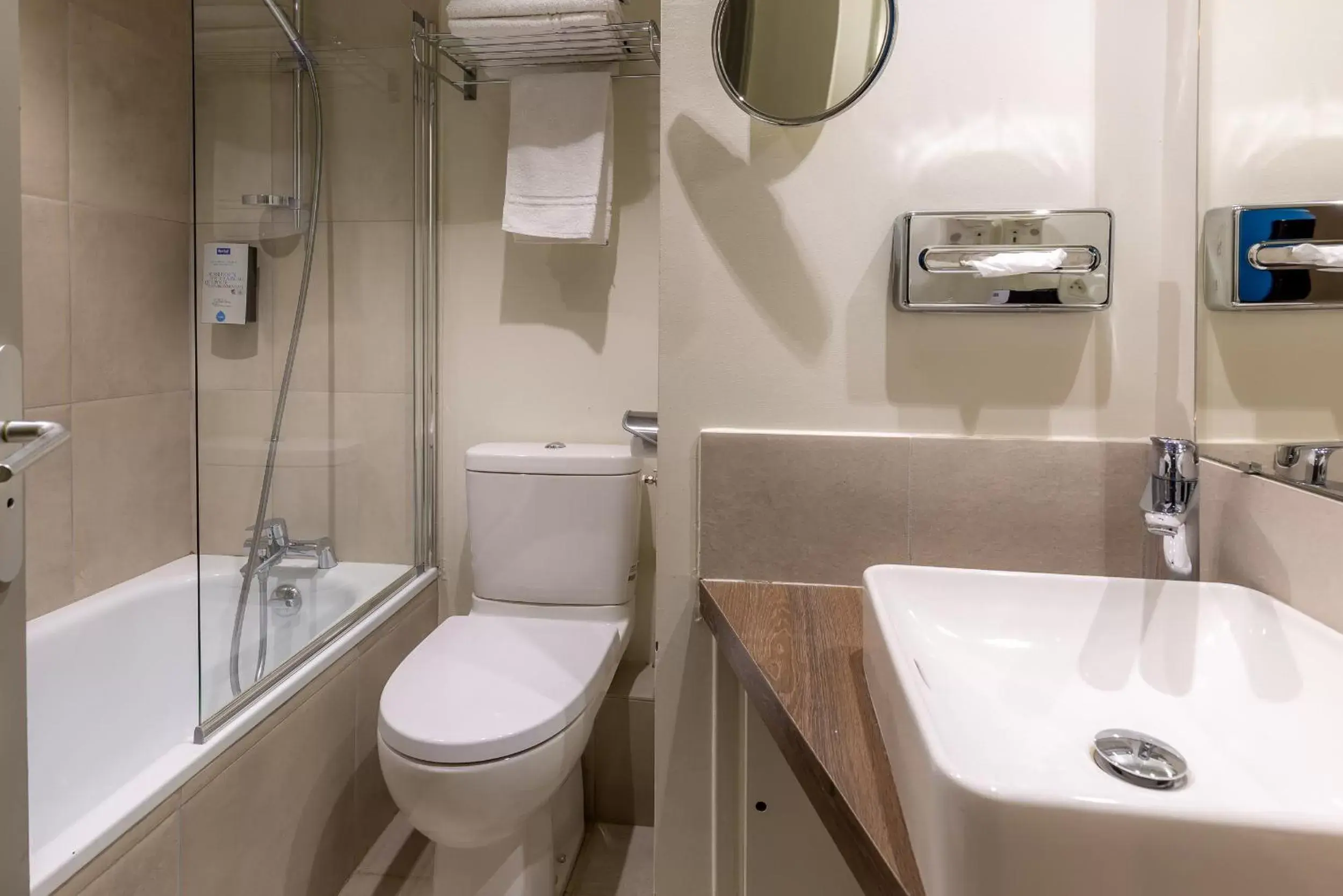 Bathroom in Kyriad Avignon - Palais des Papes