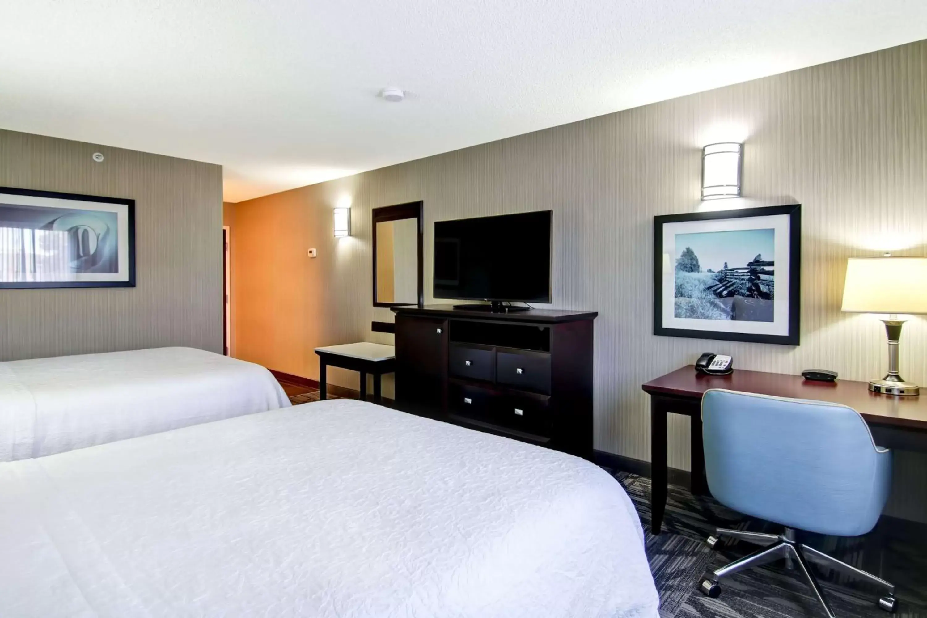 Bedroom, TV/Entertainment Center in Hampton Inn & Suites by Hilton Calgary-Airport