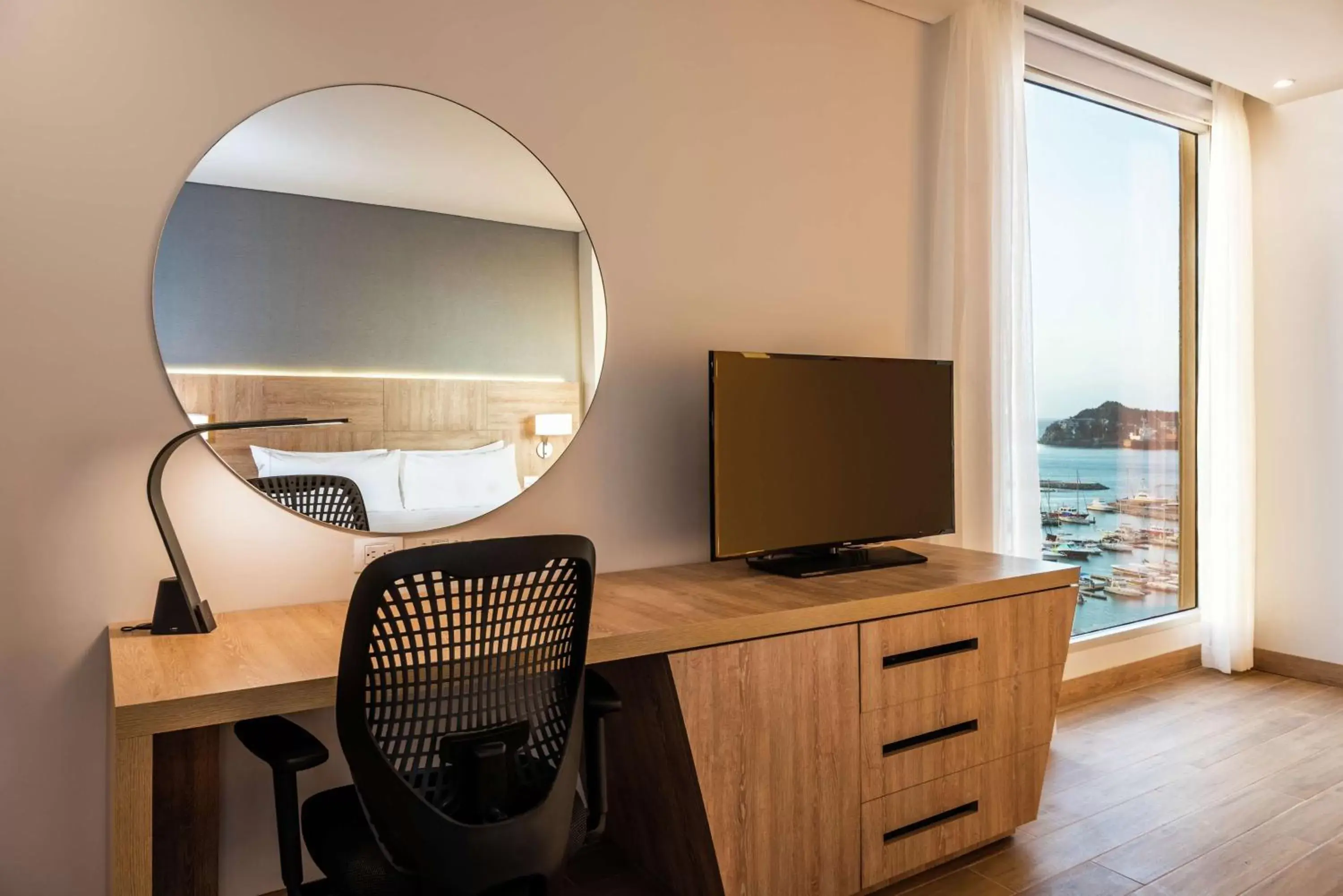 Bedroom, TV/Entertainment Center in Hilton Garden Inn Santa Marta