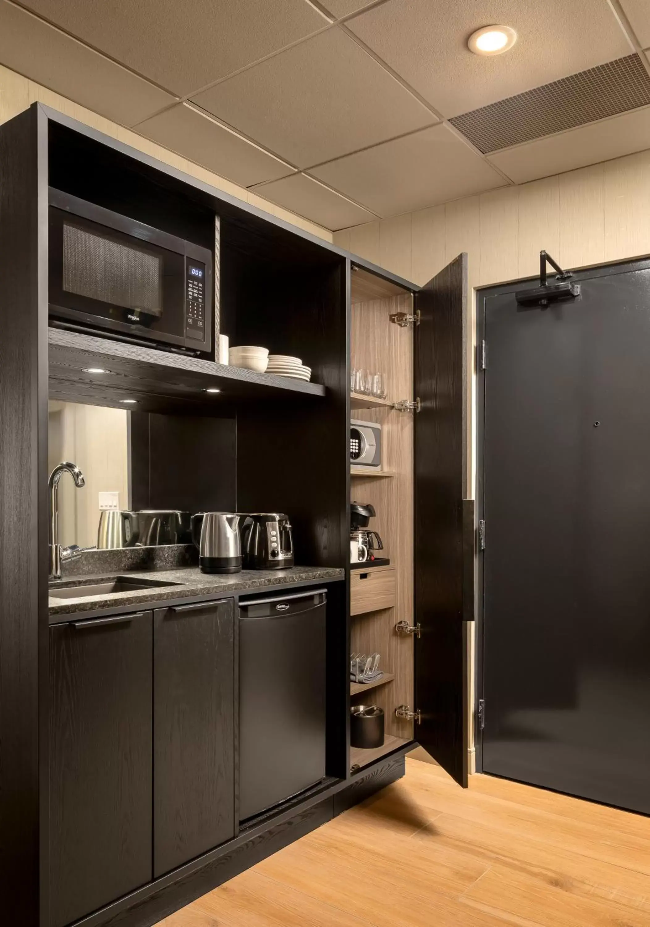 Kitchen/Kitchenette in Peaks Hotel and Suites