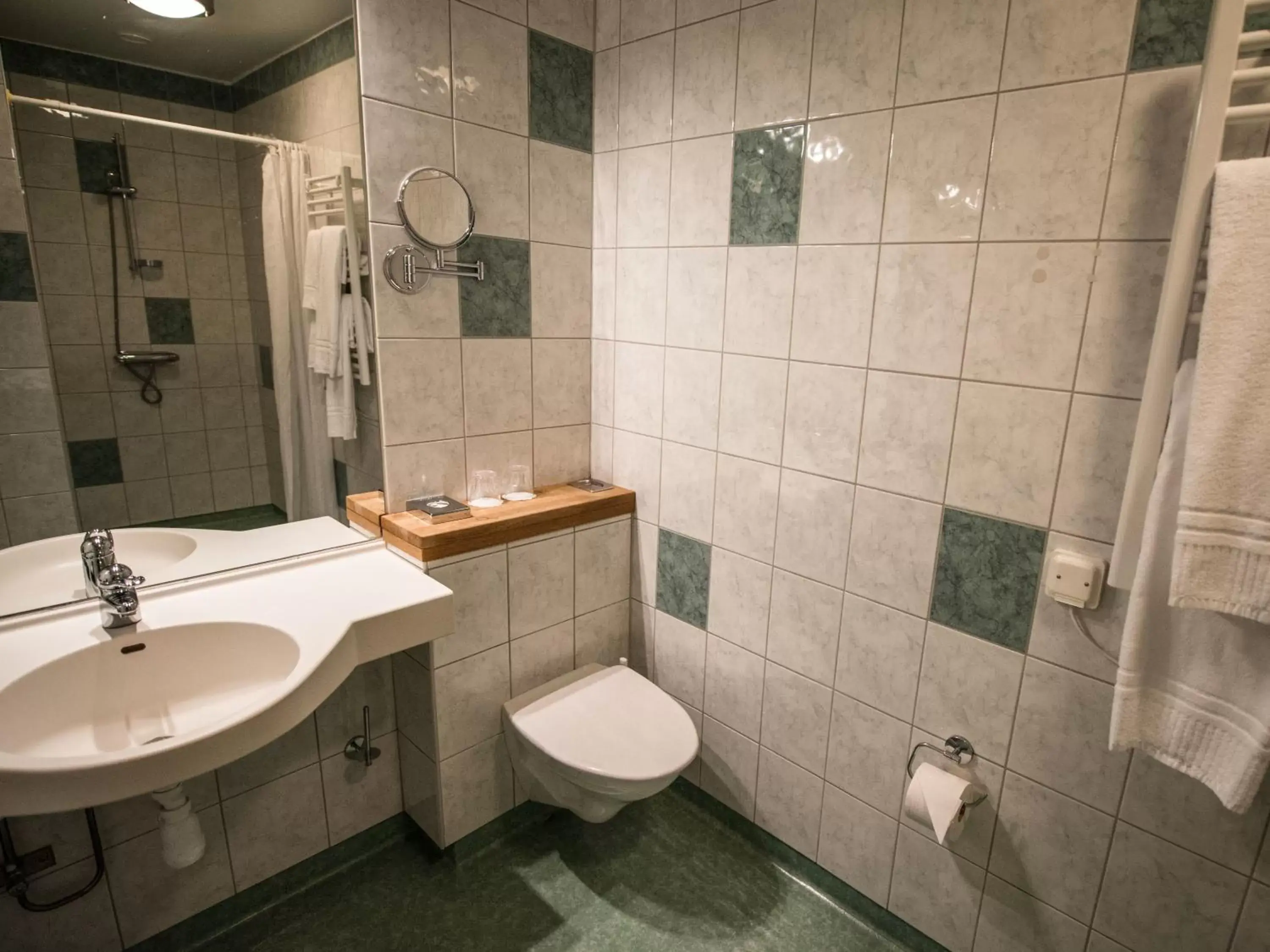 Toilet, Bathroom in Hotell Linnea; Sure Hotel Collection by Best Western