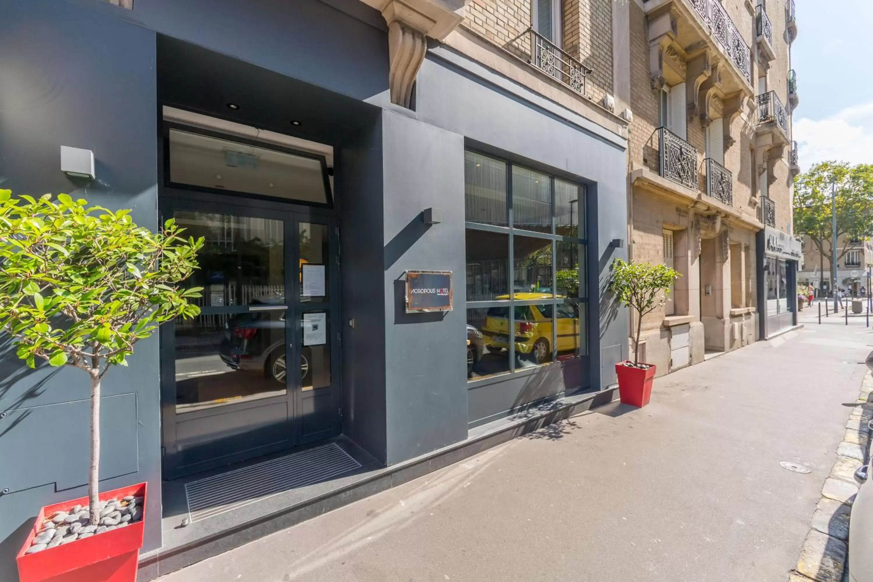 Facade/entrance in Acropolis Hotel Paris Boulogne