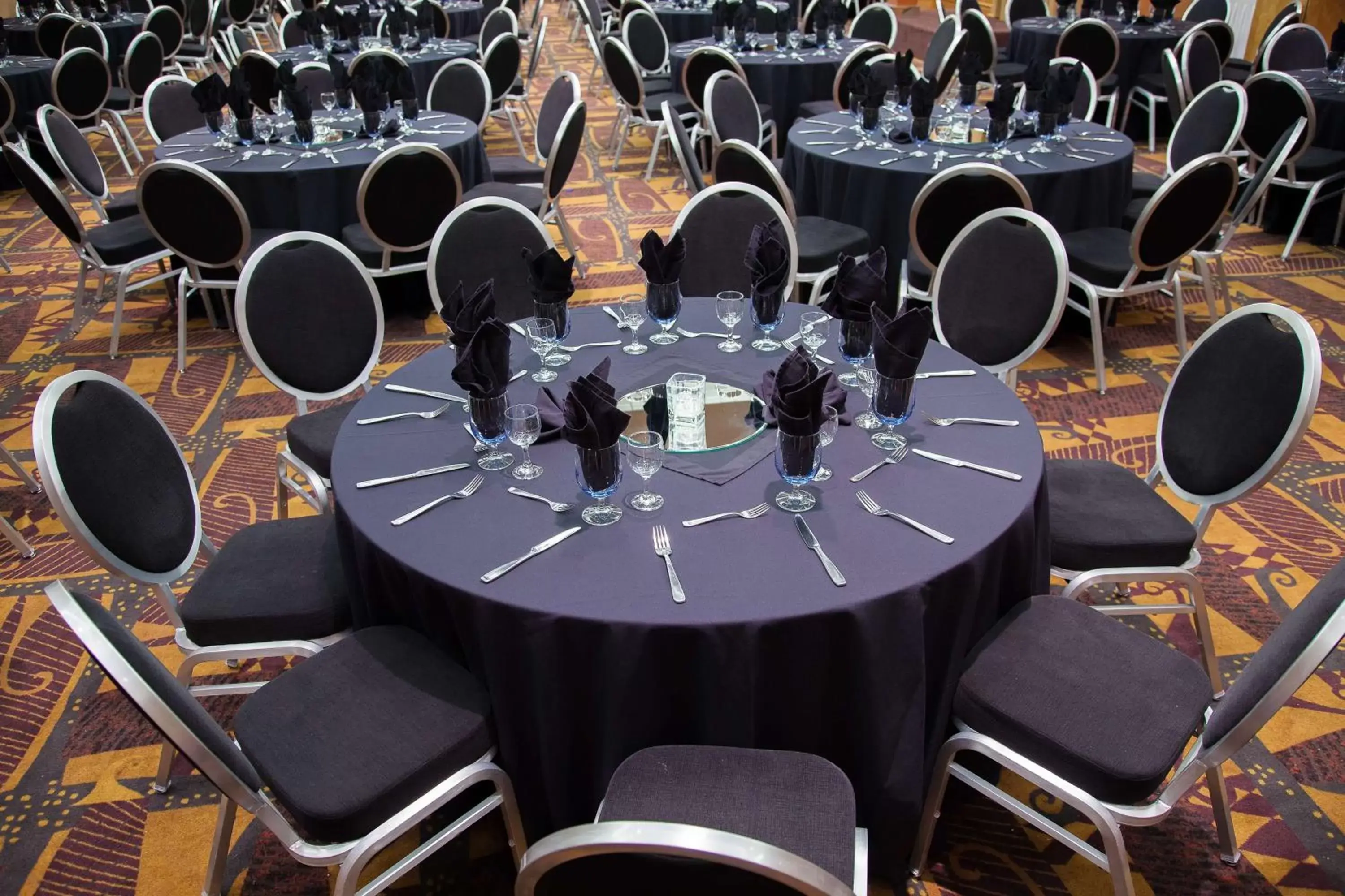 Banquet/Function facilities, Restaurant/Places to Eat in Radisson Hotel & Suites Red Deer