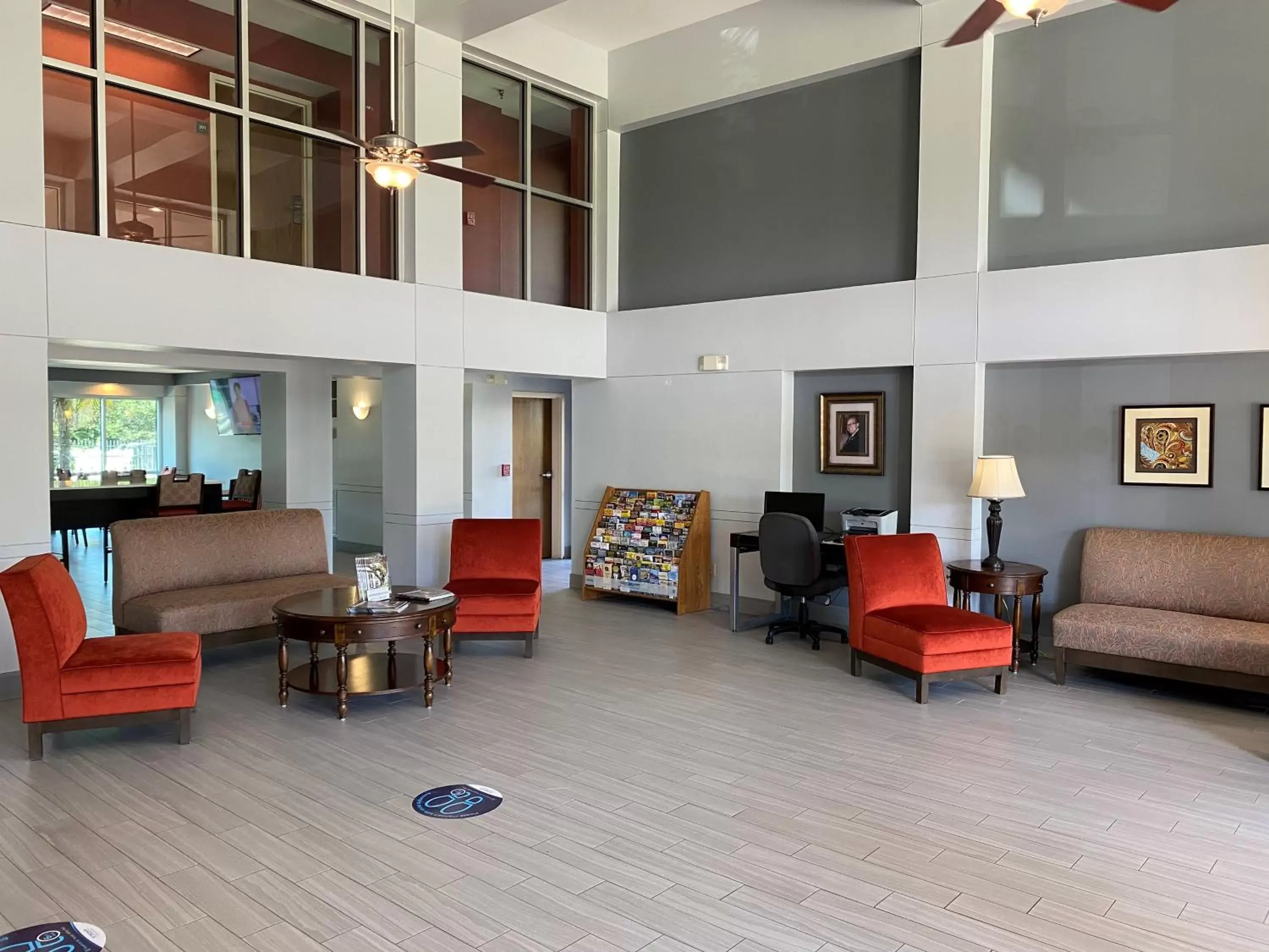 Lobby or reception in Ramada by Wyndham Luling Lobby or reception in Ramada by Wyndham Luling