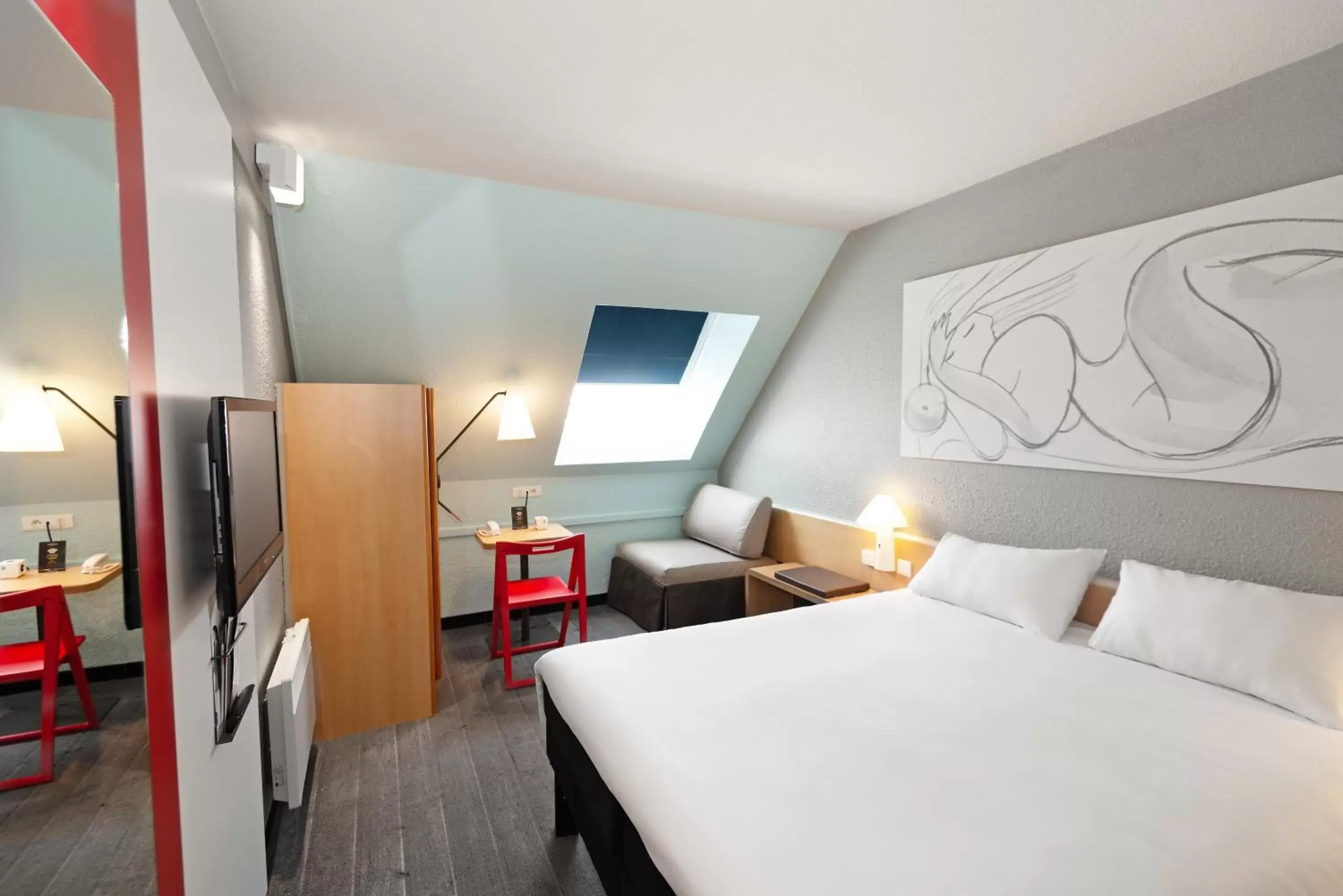 Bedroom, Bed in ibis Epernay Centre Ville