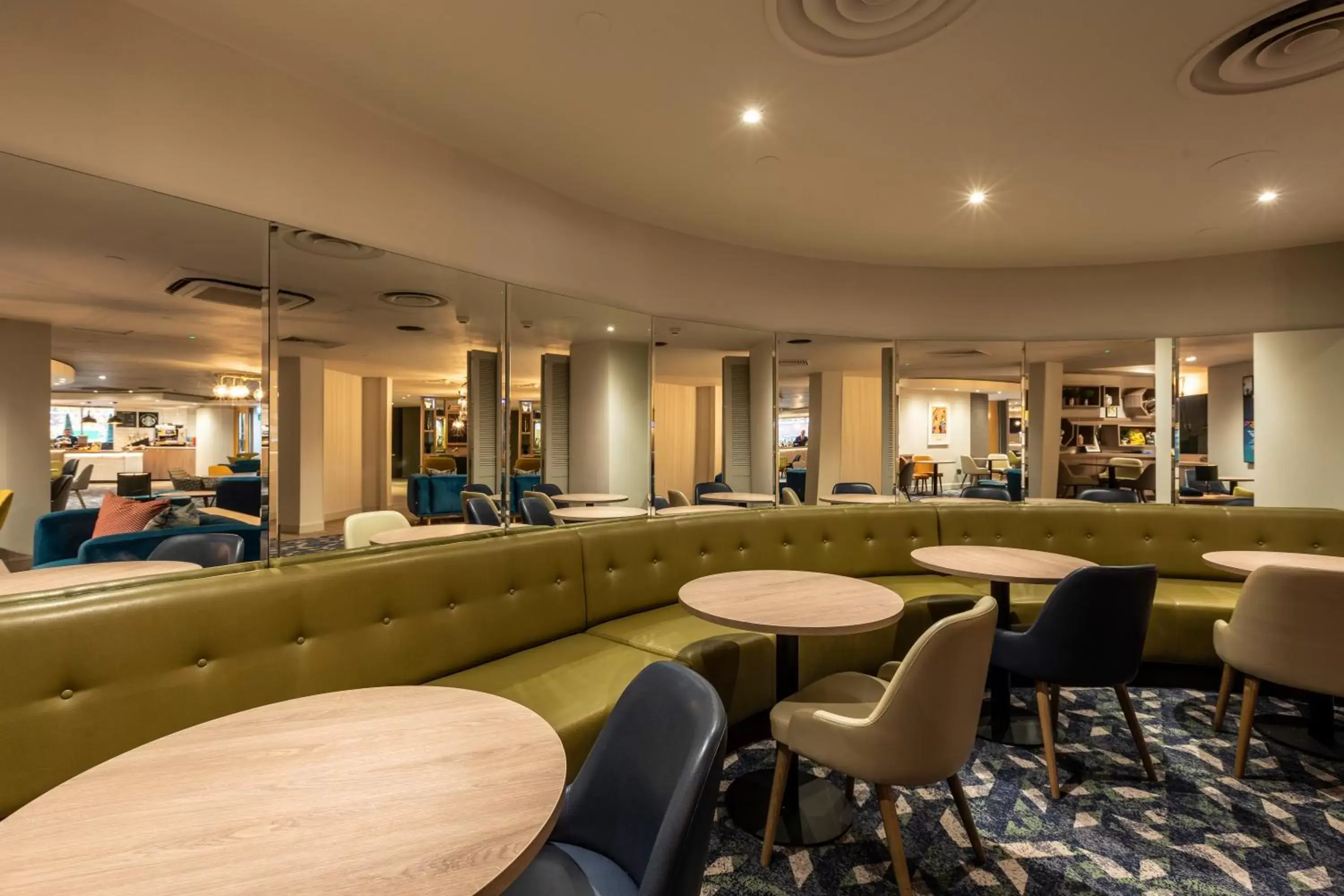 Lounge or bar in Holiday Inn London - Regent's Park, an IHG Hotel