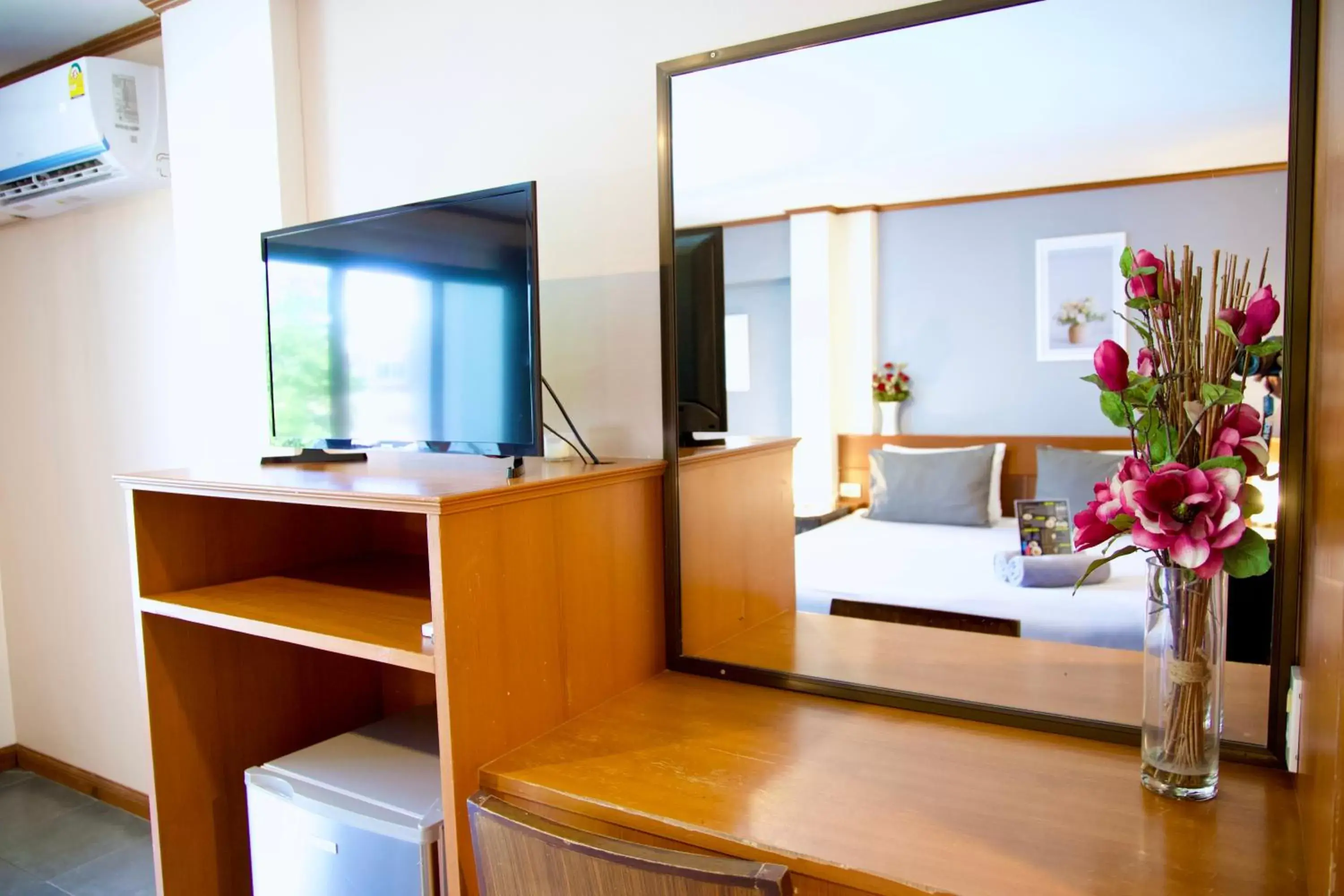 Bedroom, TV/Entertainment Center in CHA AM MY HOUSE Resort