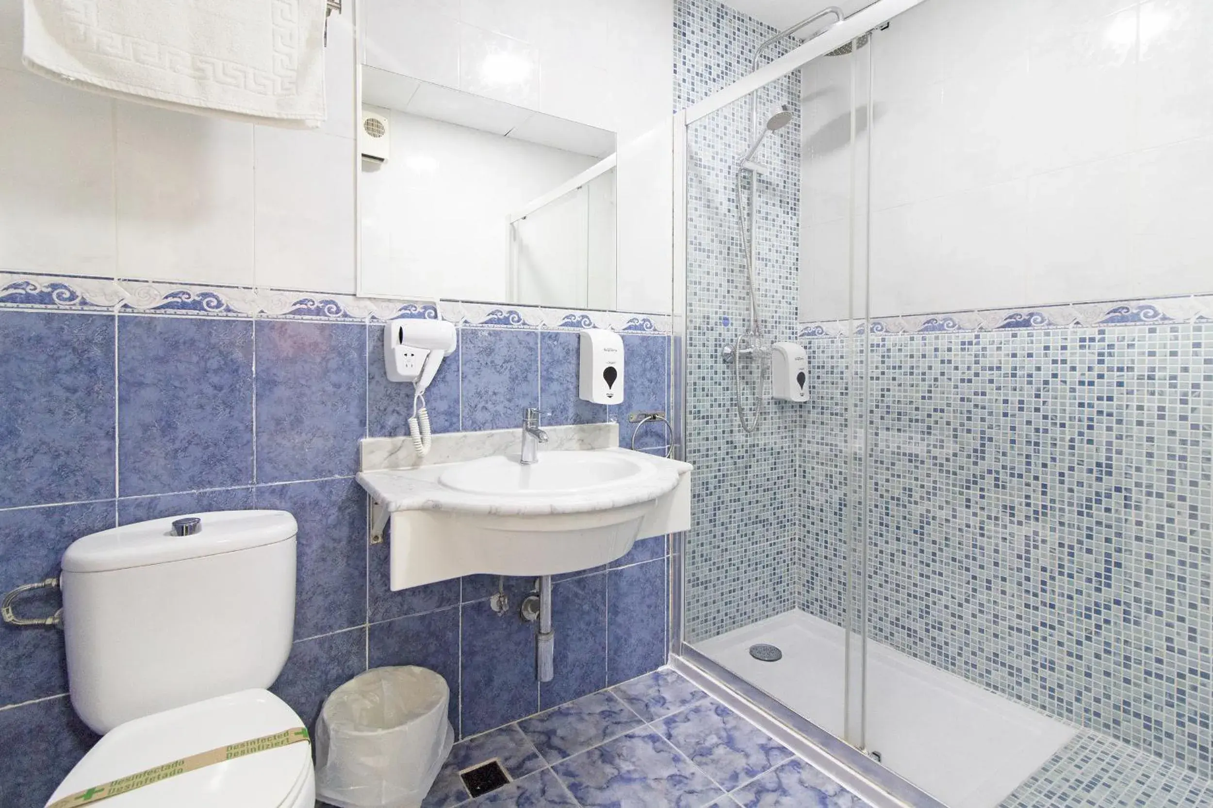Shower, Bathroom in Hotel Sagunto