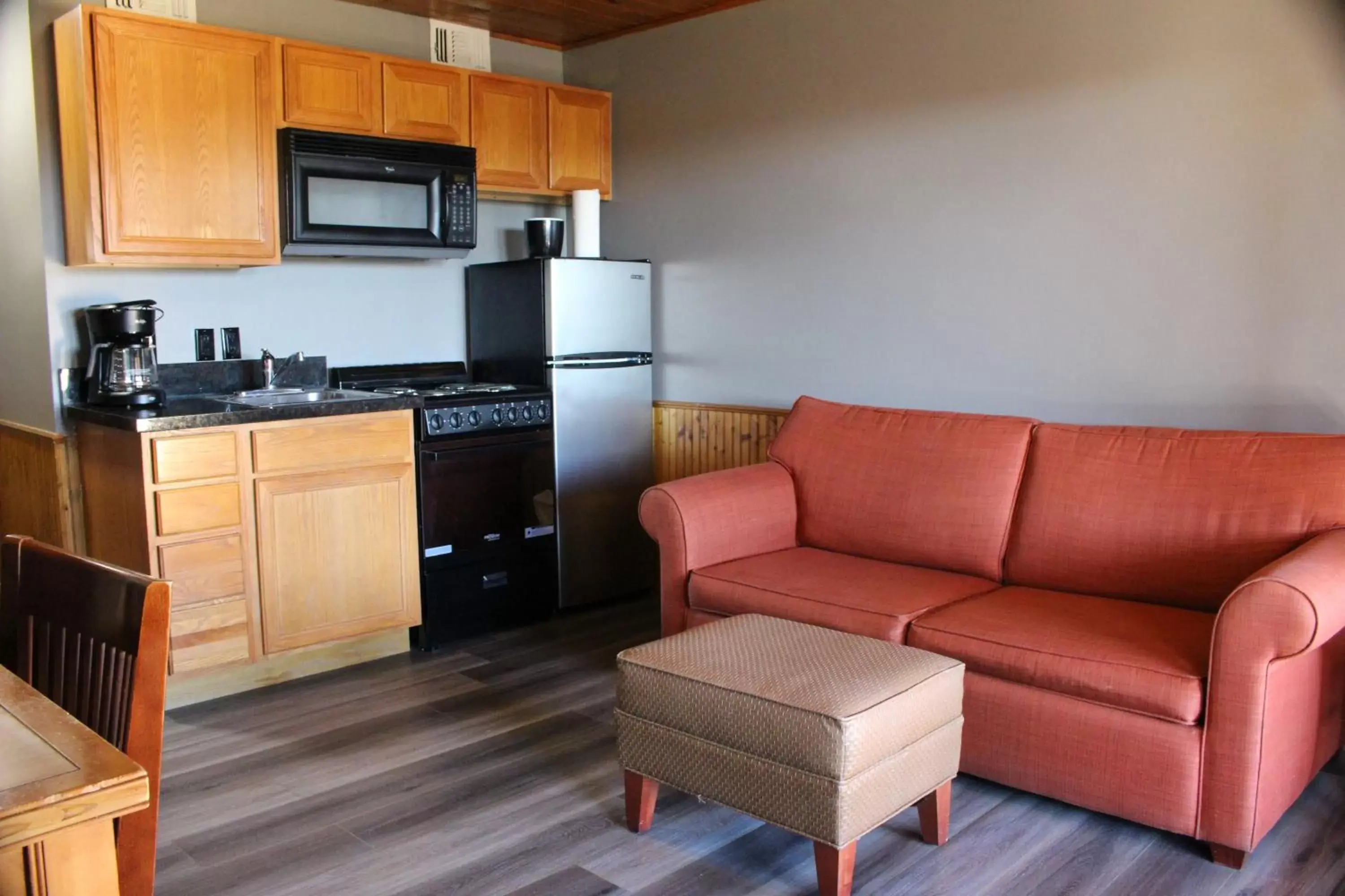 Living room, Kitchen/Kitchenette in Canyon Lakeview Resort