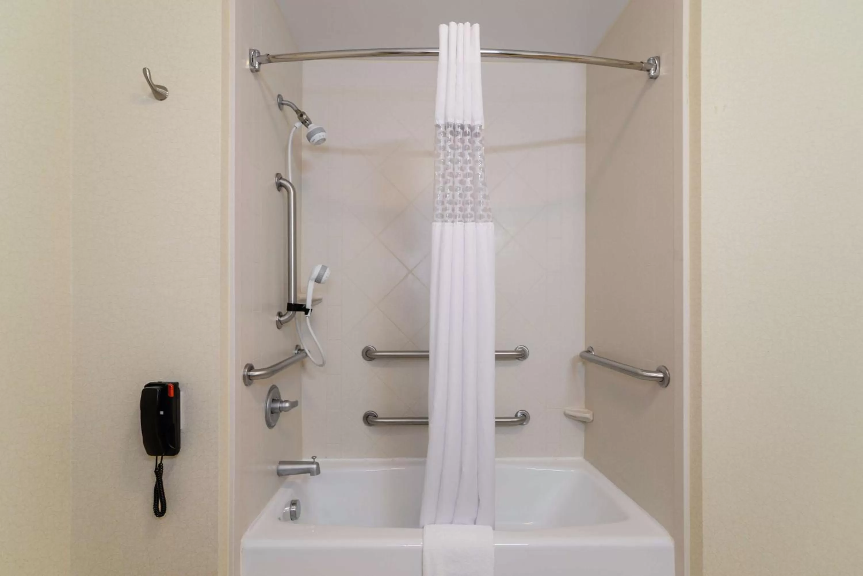 Bathroom in Hampton Inn & Suites Detroit/Chesterfield