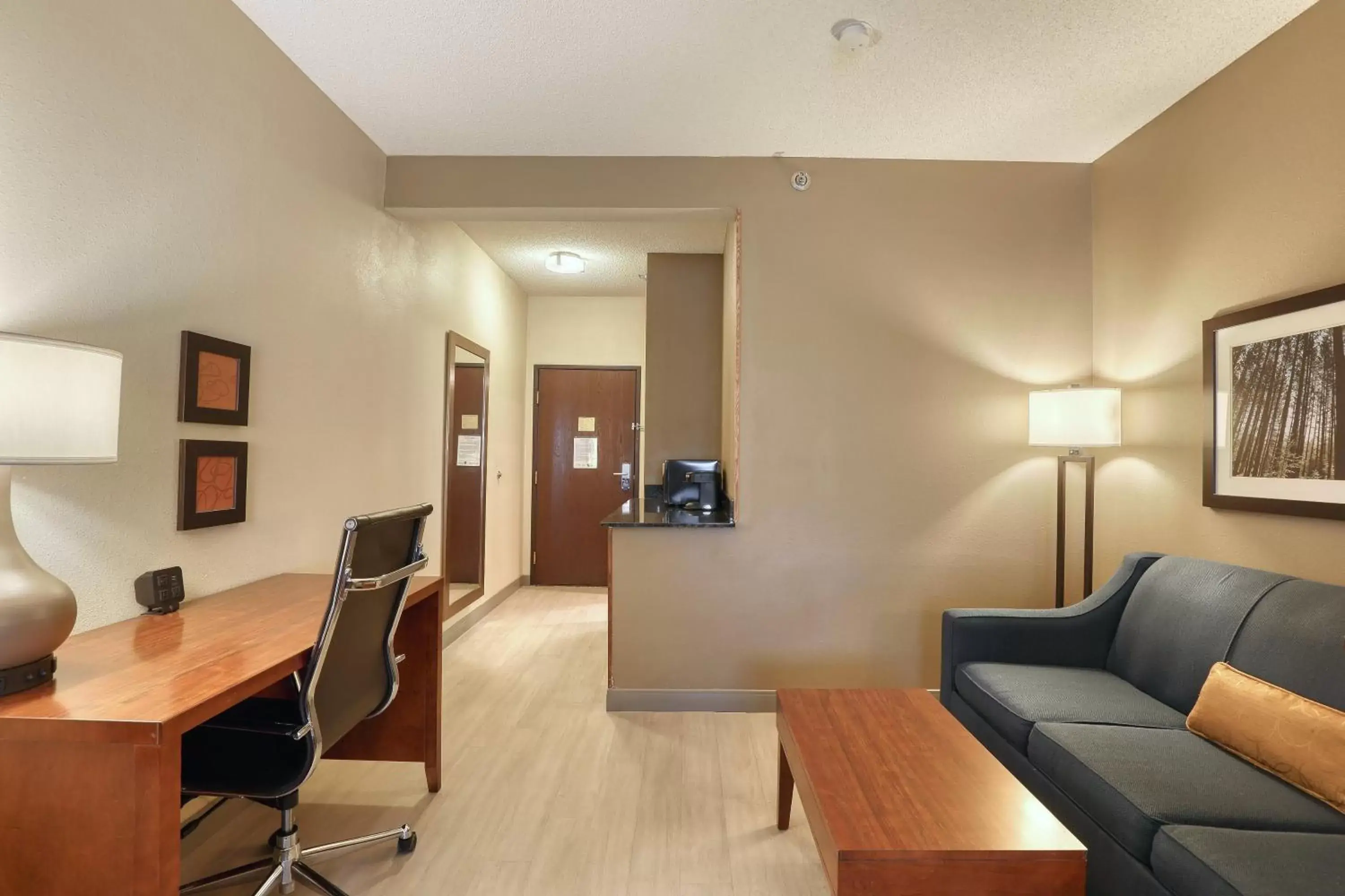 Seating Area in Comfort Suites Appleton Airport