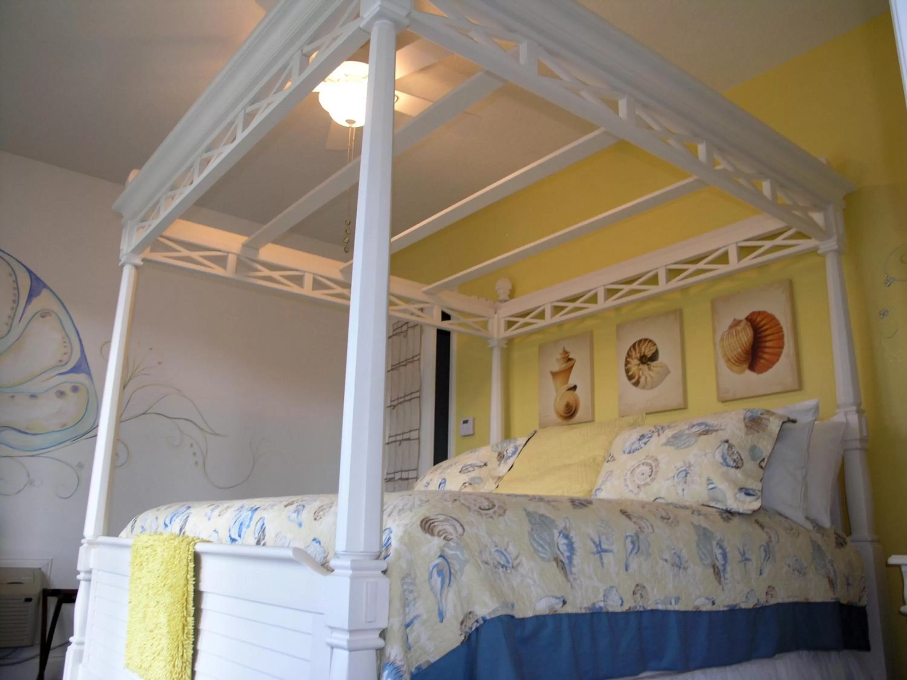 Bed in Inn on the Avenue