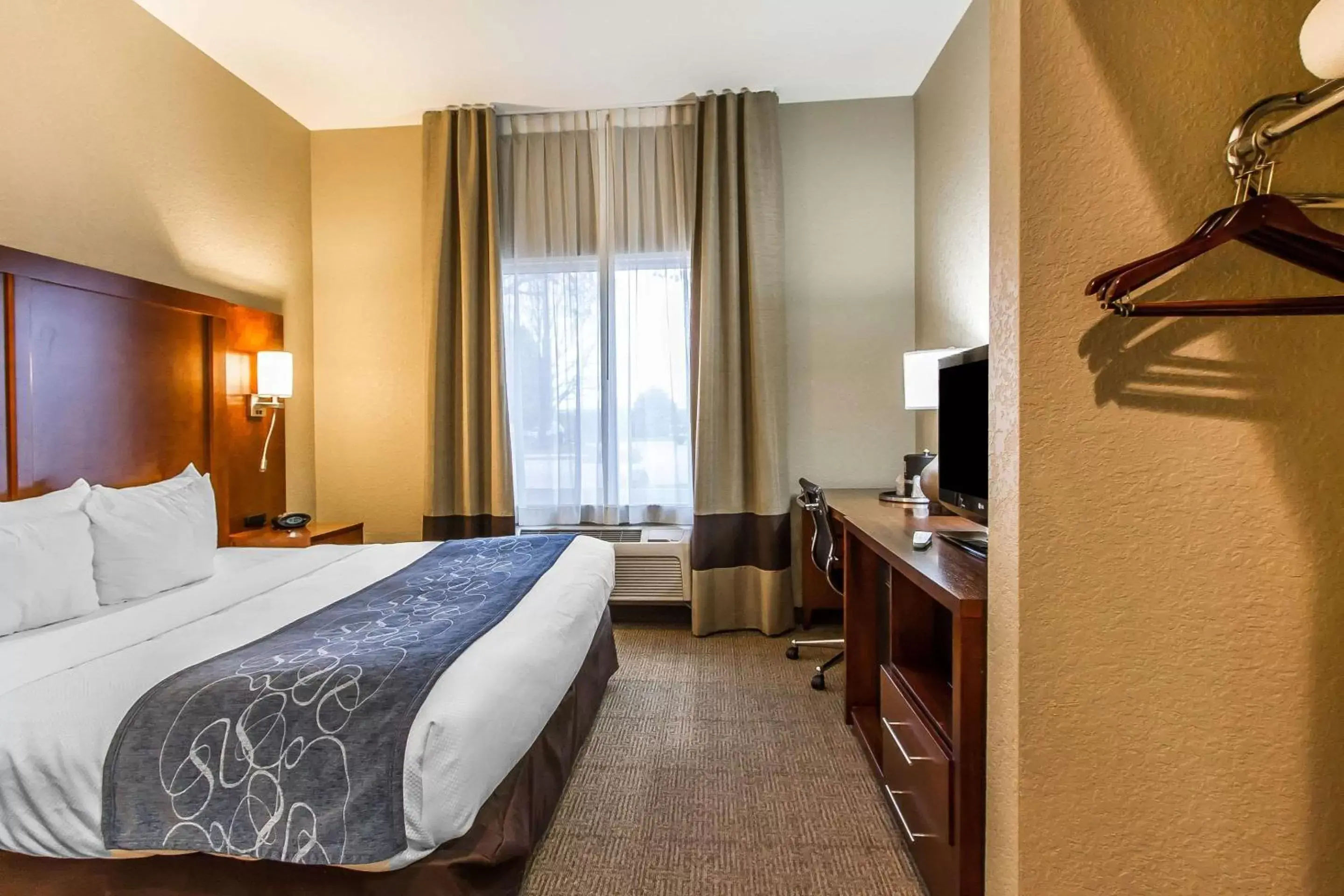 Photo of the whole room, Bed in Comfort Suites Mattoon East Photo of the whole room, Bed in Comfort Suites Mattoon East