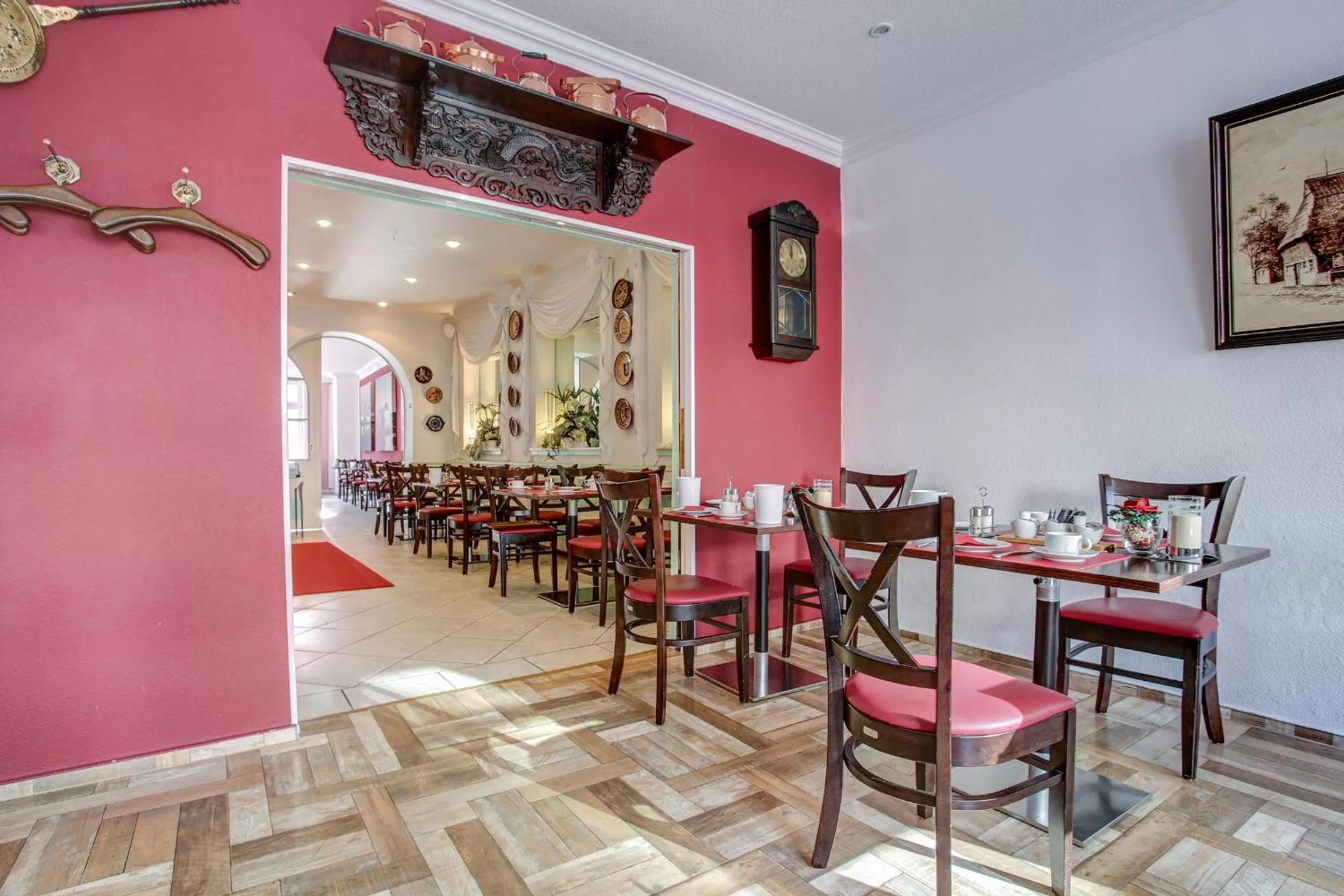 Restaurant/places to eat in Hotel Consul