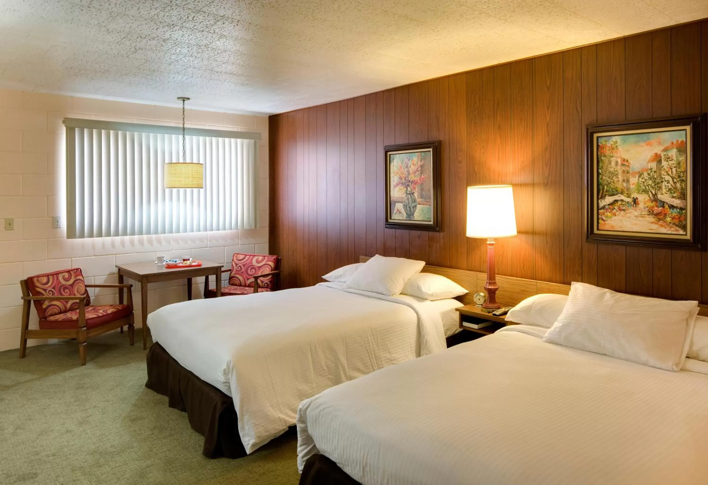 Photo of the whole room, Bed in Sunset Motel Moriarty