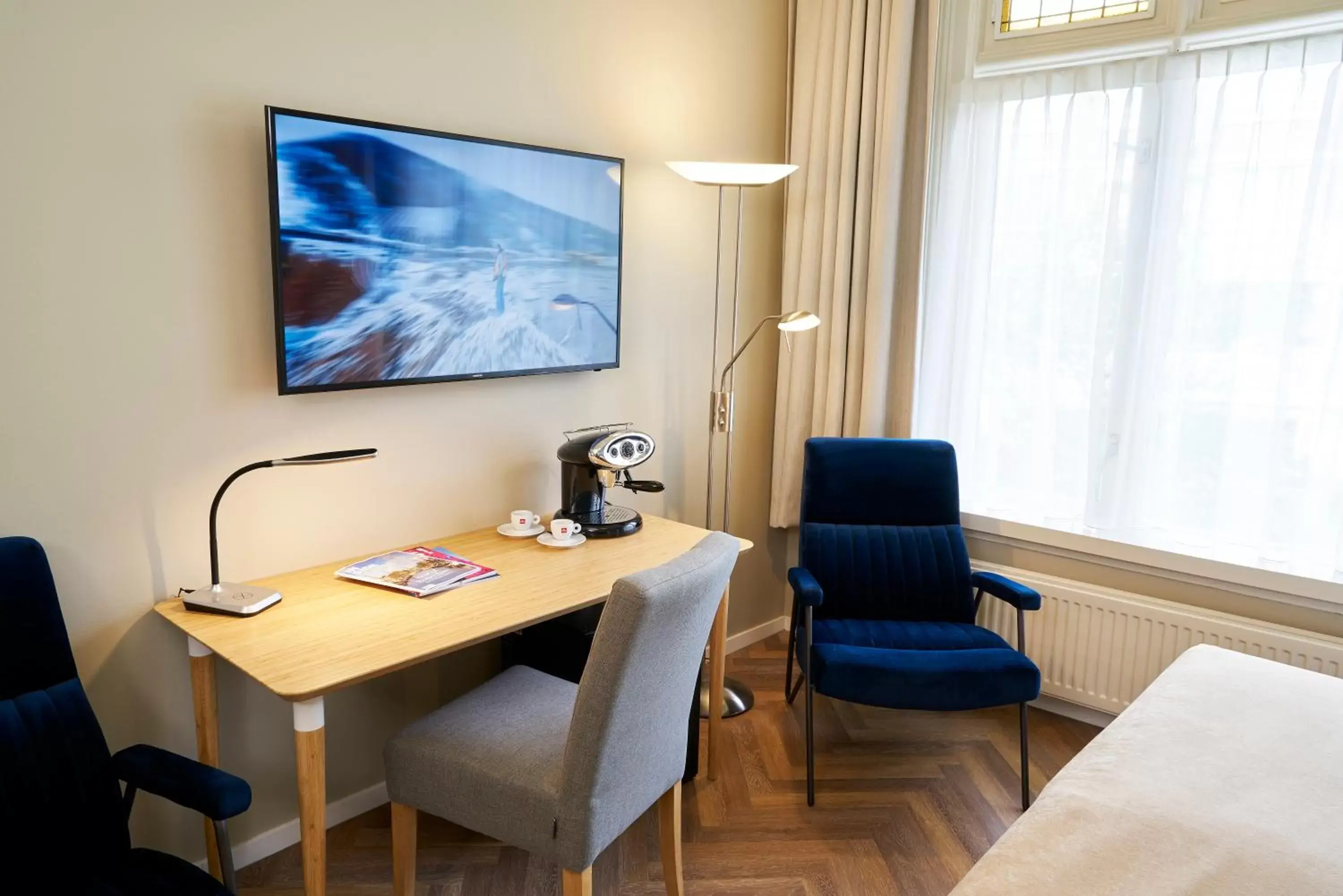 TV and multimedia, TV/Entertainment Center in Hotel Van Walsum