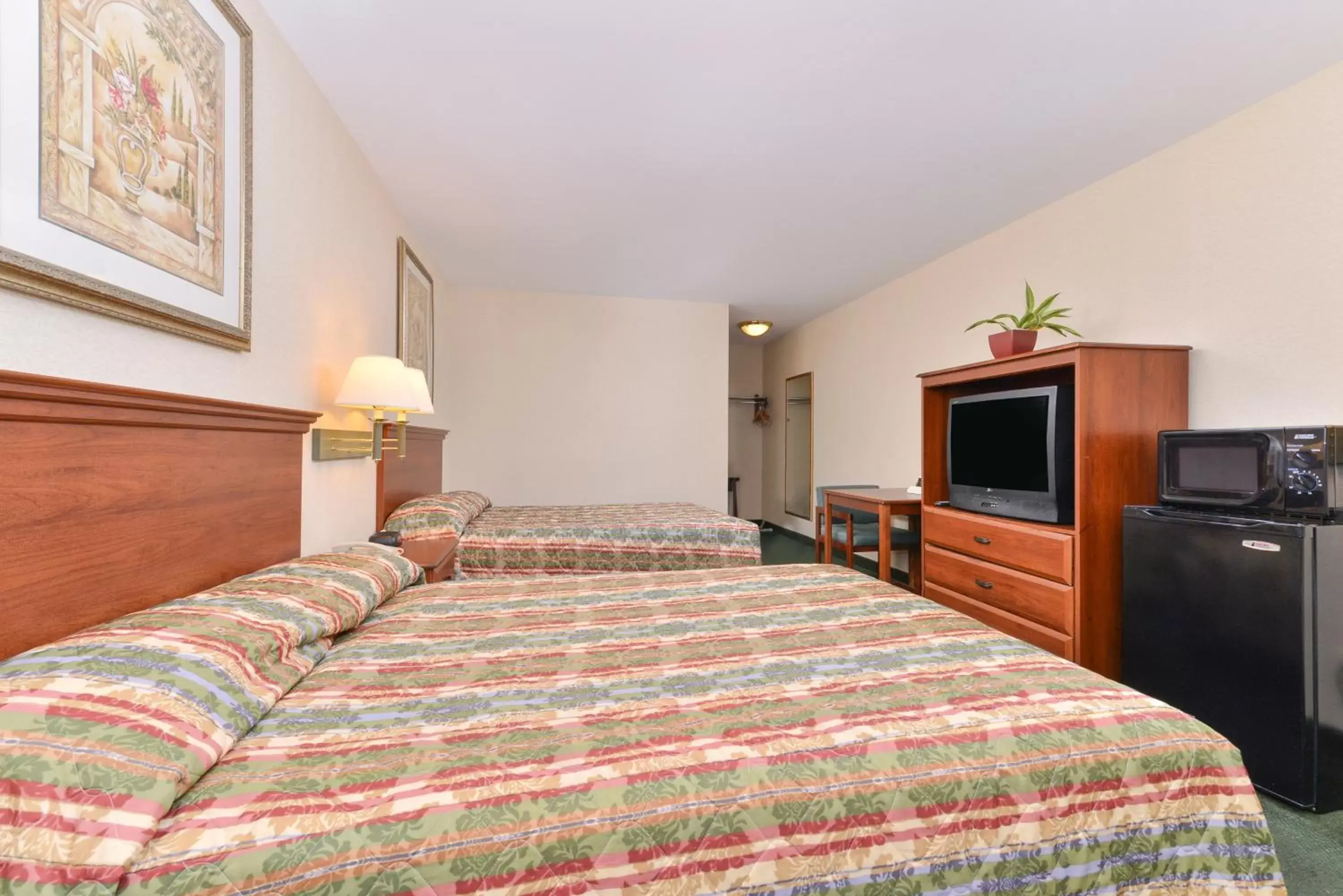 Bedroom, Bed in Tower Inn and Suites of Guilford / Madison Bedroom, Bed in Tower Inn and Suites of Guilford / Madison