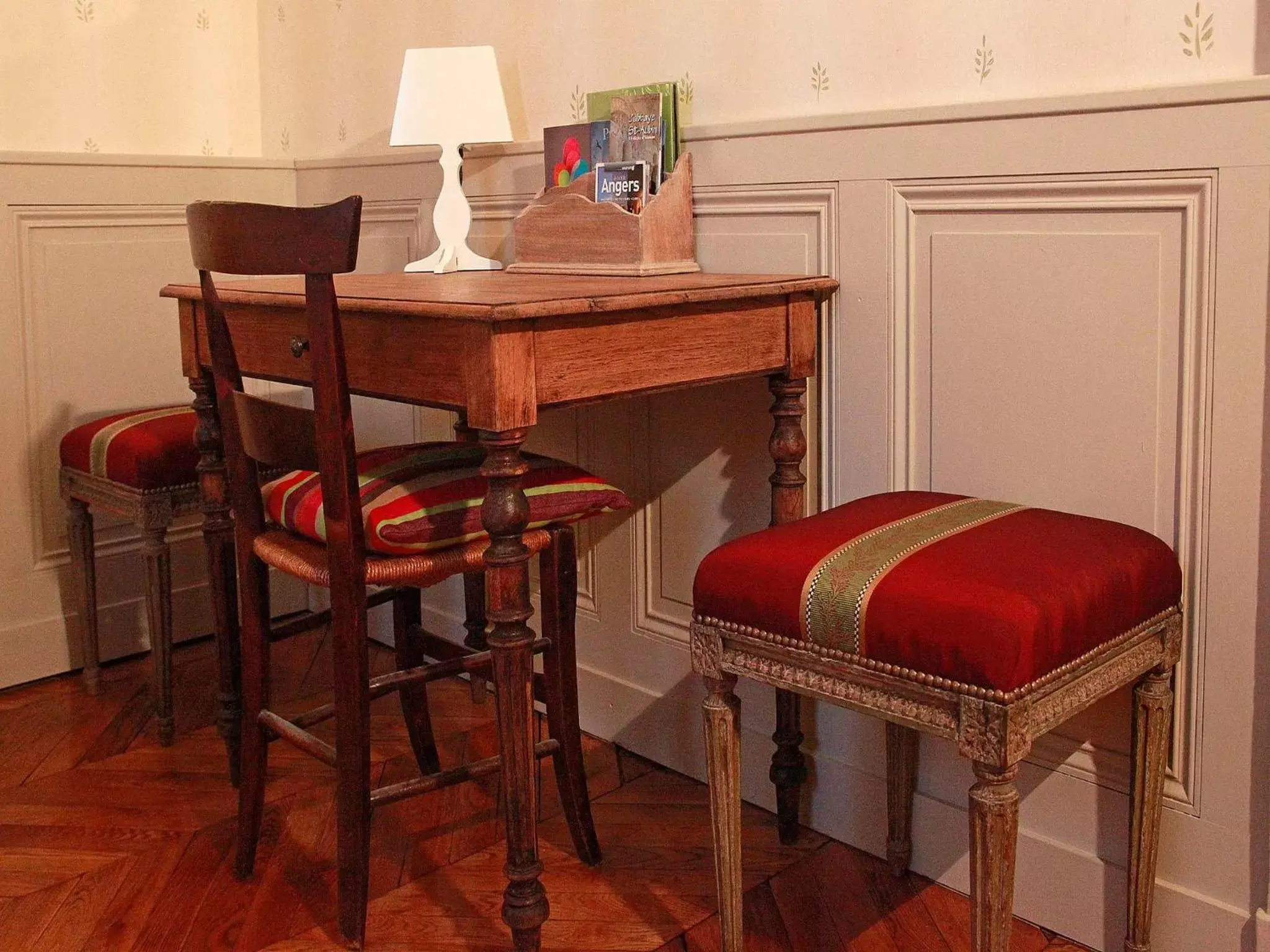 Decorative detail, Dining Area in Les Chambres de Mathilde