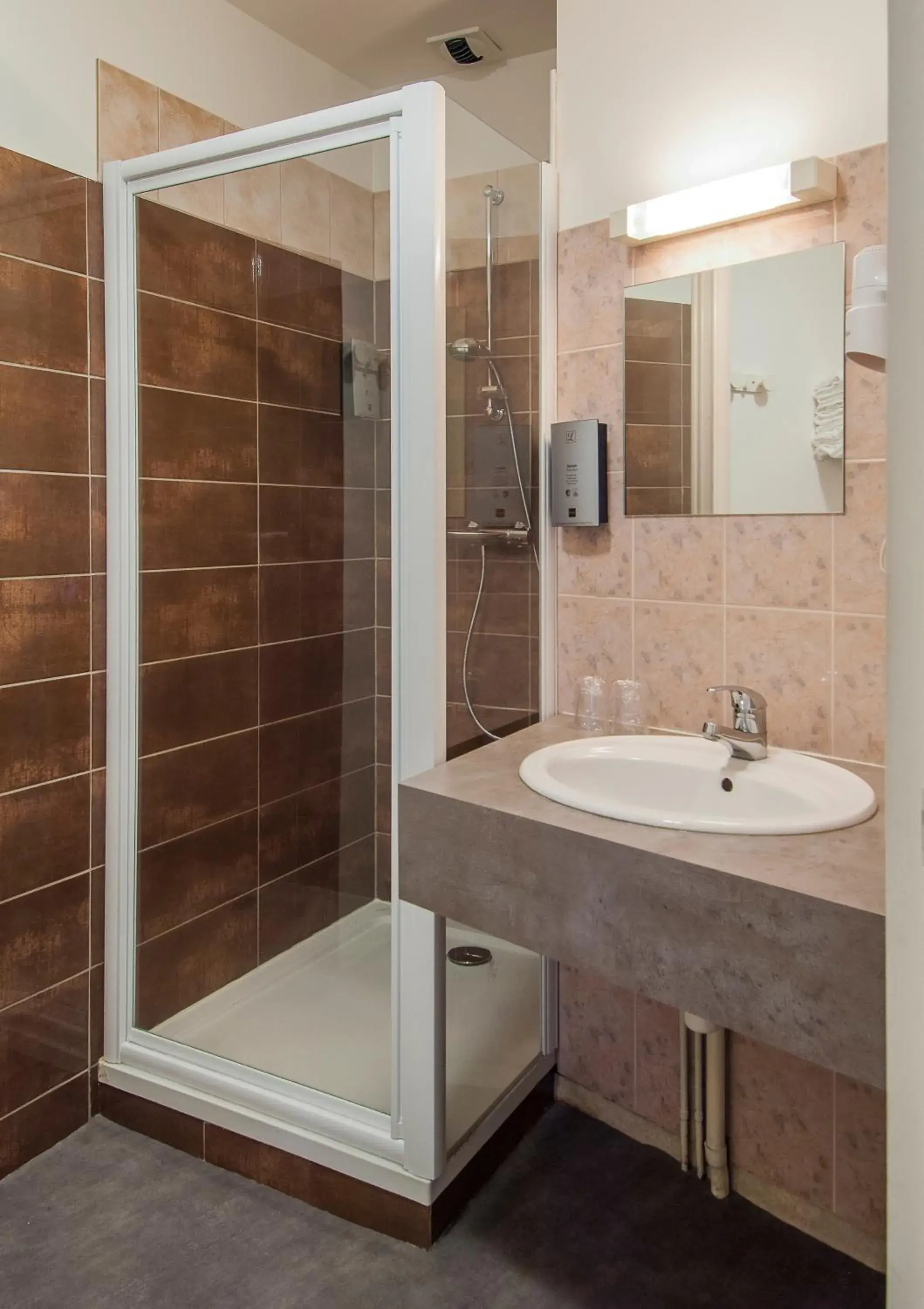 Shower, Bathroom in Logis de France Cazes Arazat