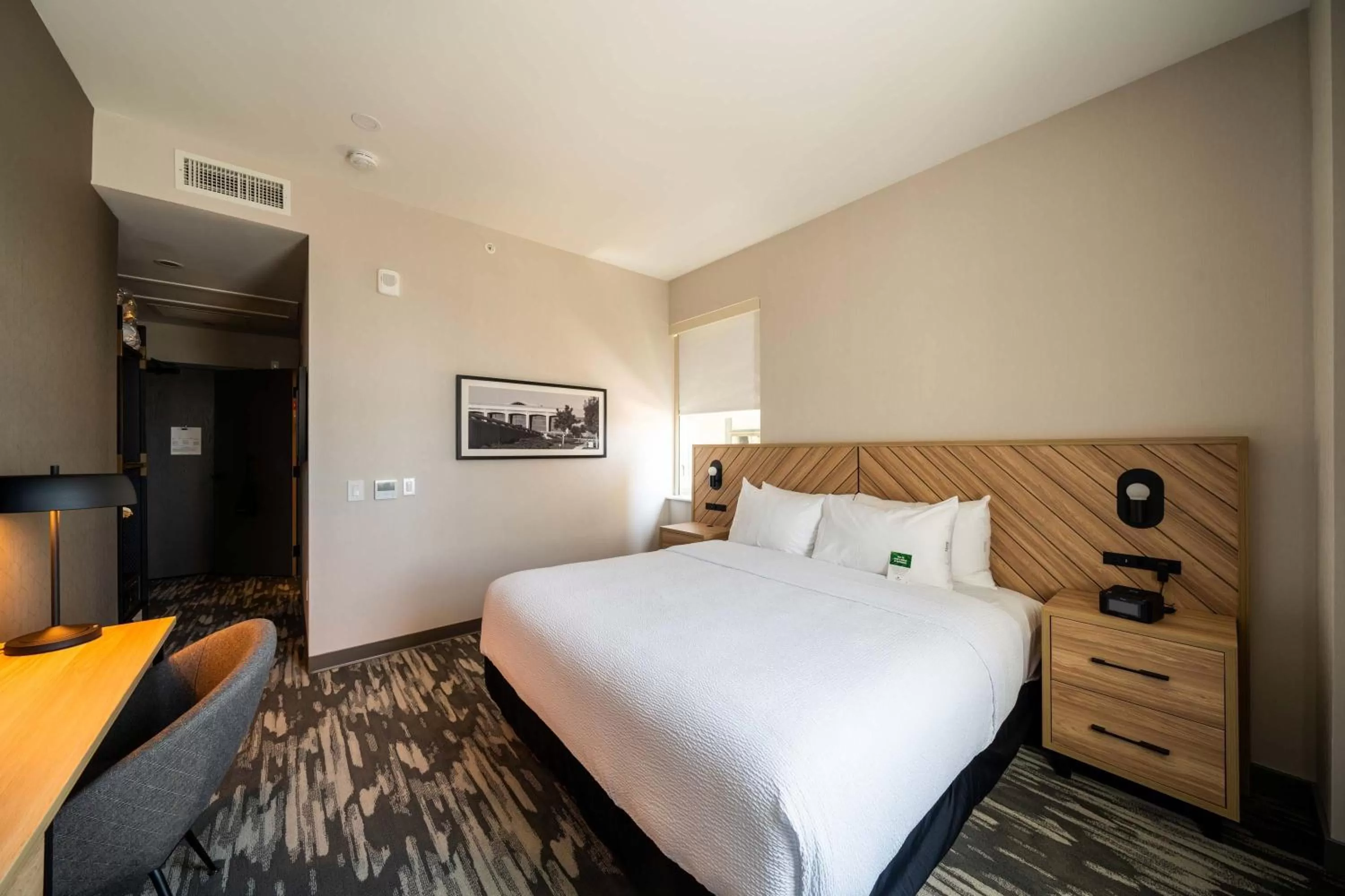 Photo of the whole room, Bed in Sandman Signature Fort Worth Downtown Hotel