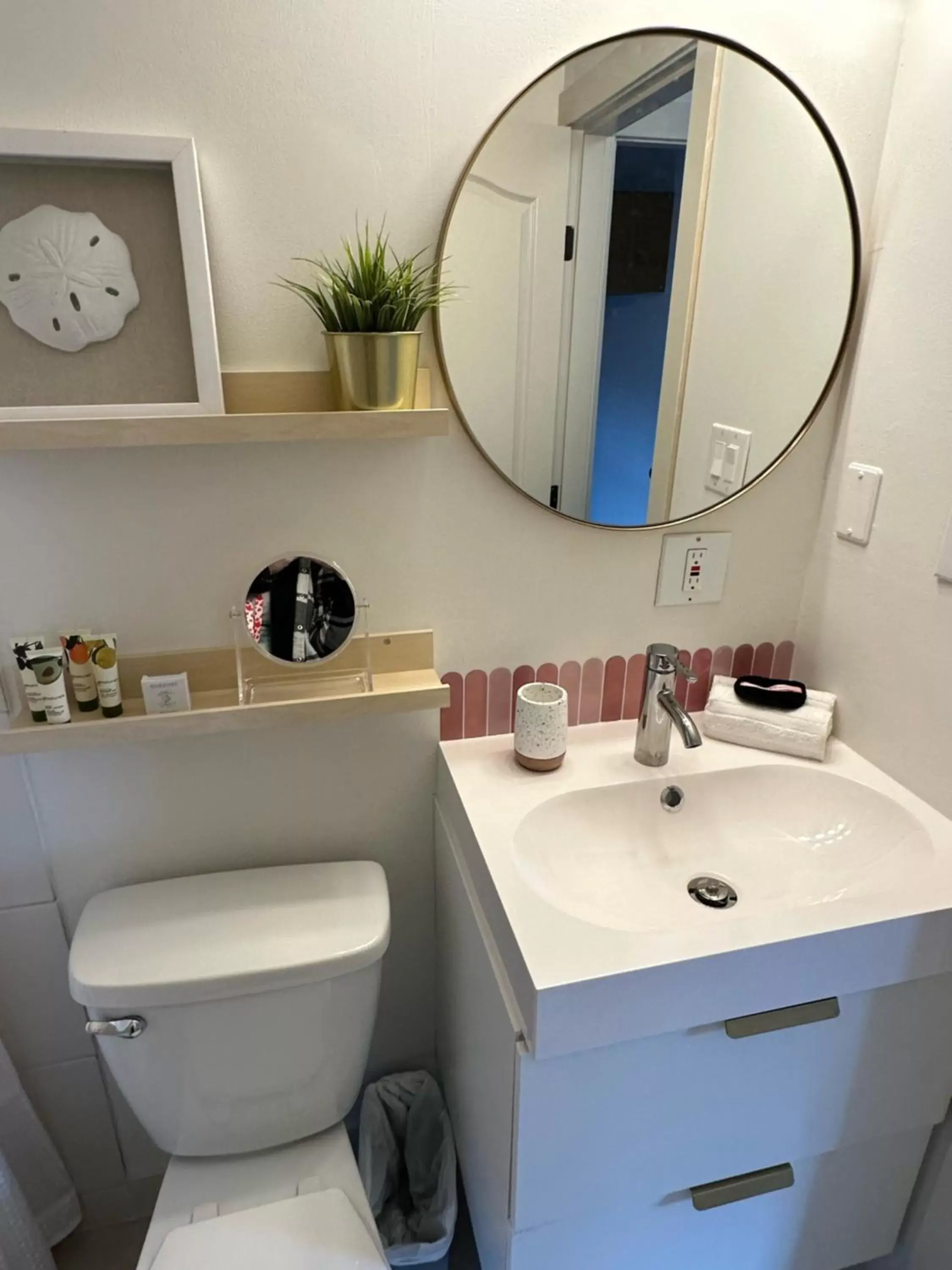 Bathroom in Lakeside Villa Inn & Suites