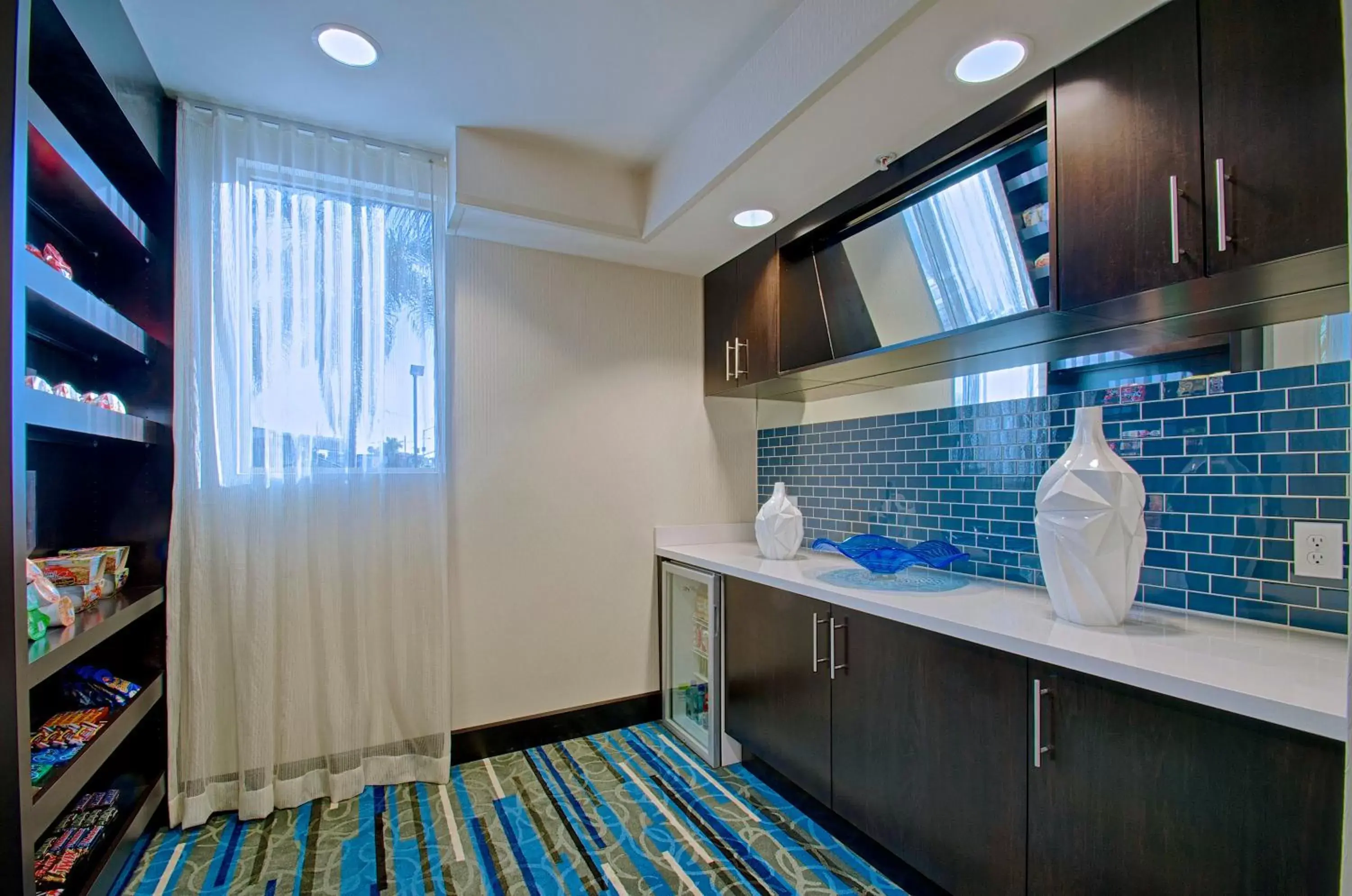 Lobby or reception, Kitchen/Kitchenette in Holiday Inn Express Costa Mesa, an IHG Hotel