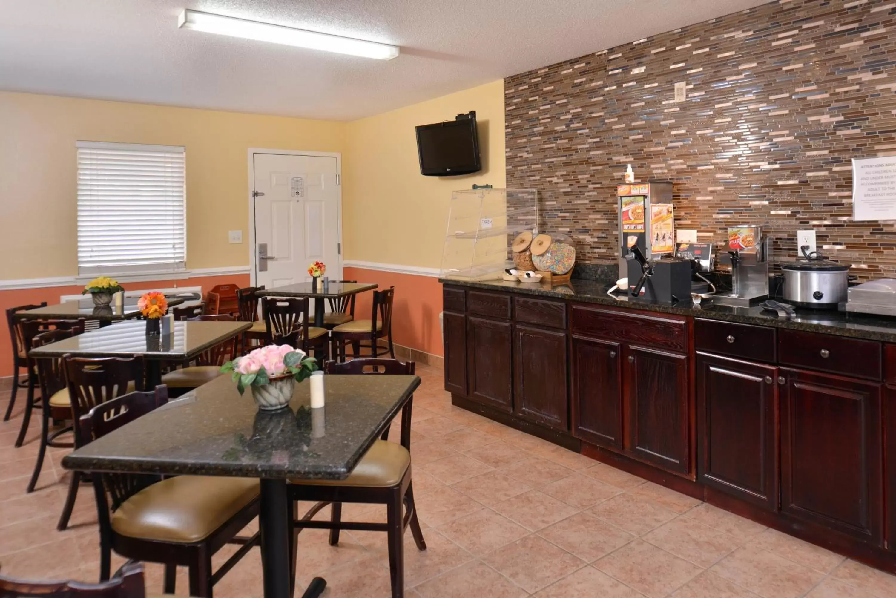 Food and drinks, Restaurant/Places to Eat in Douglas Inn & Suites