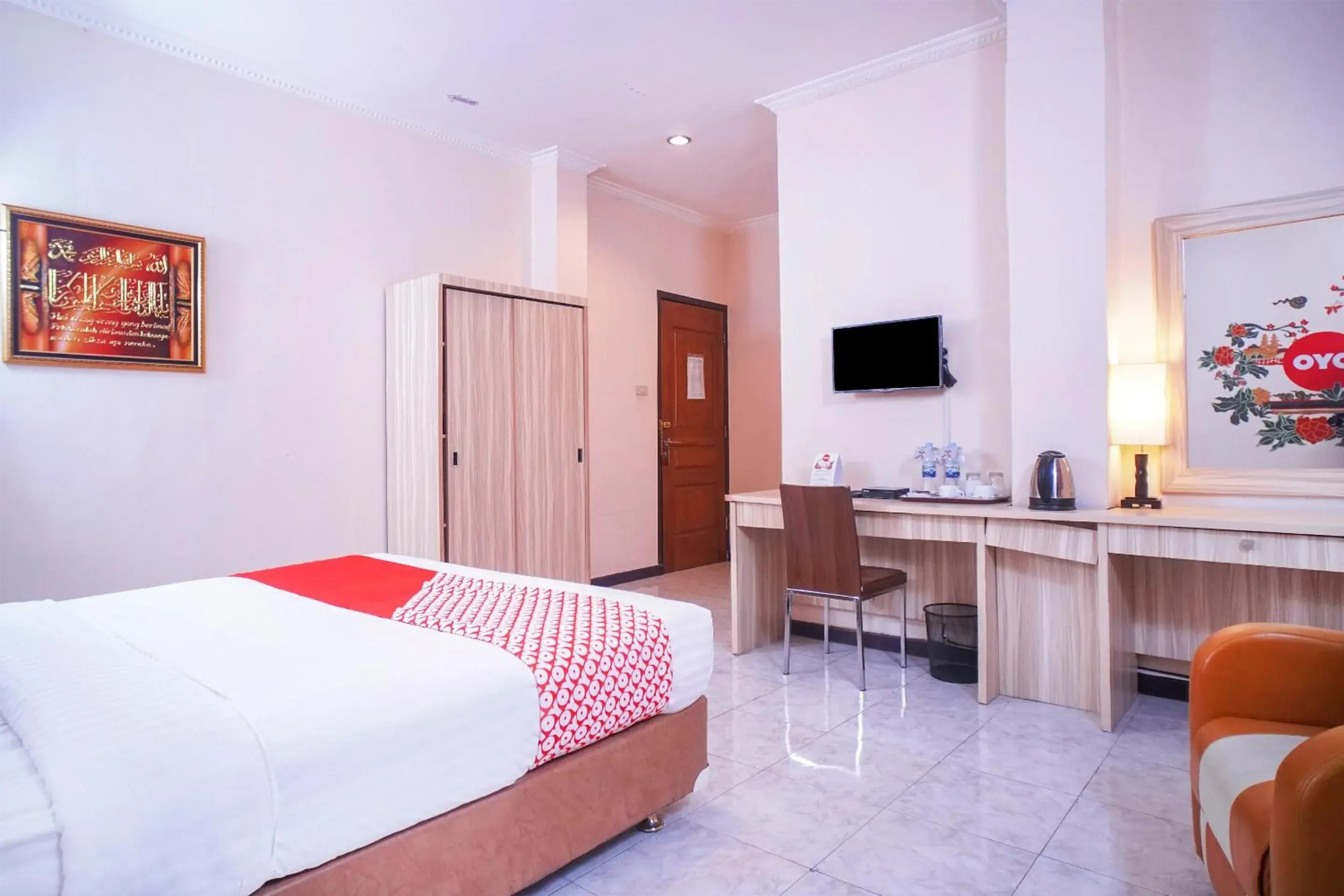 Bedroom, TV/Entertainment Center in Capital O 142 Hotel Al Furqon Syariah