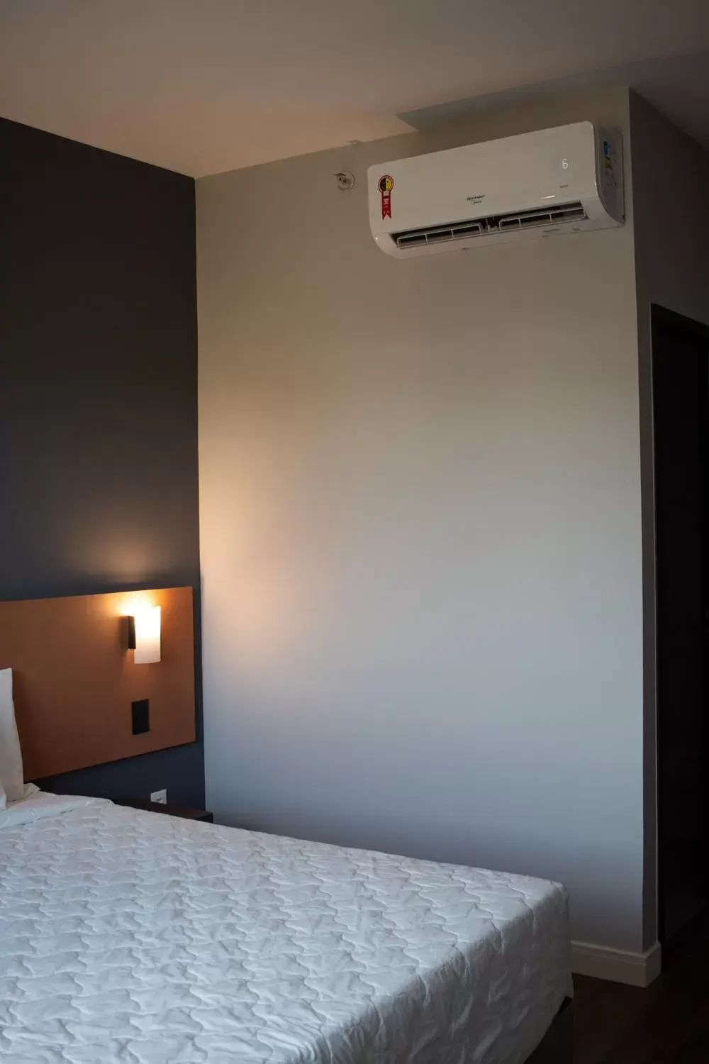 air conditioner, Bed in Comfort Hotel Presidente Prudente