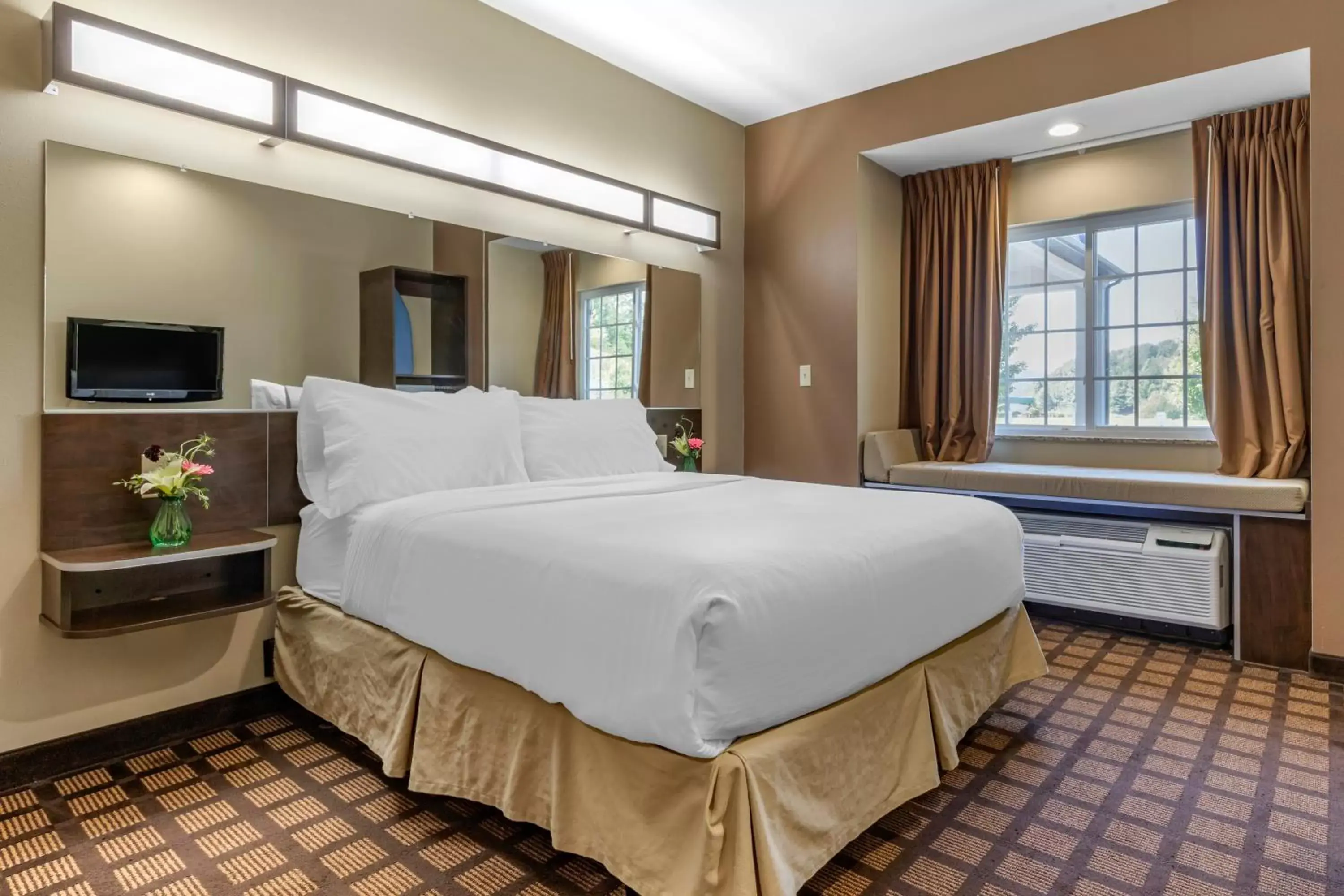 Bed in Microtel Inn & Suites Dillsboro/Sylva