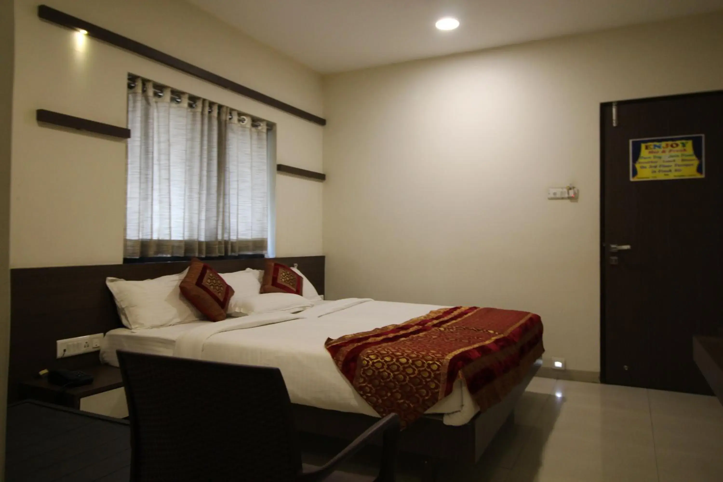 Bedroom, Bed in Hotel Girnar